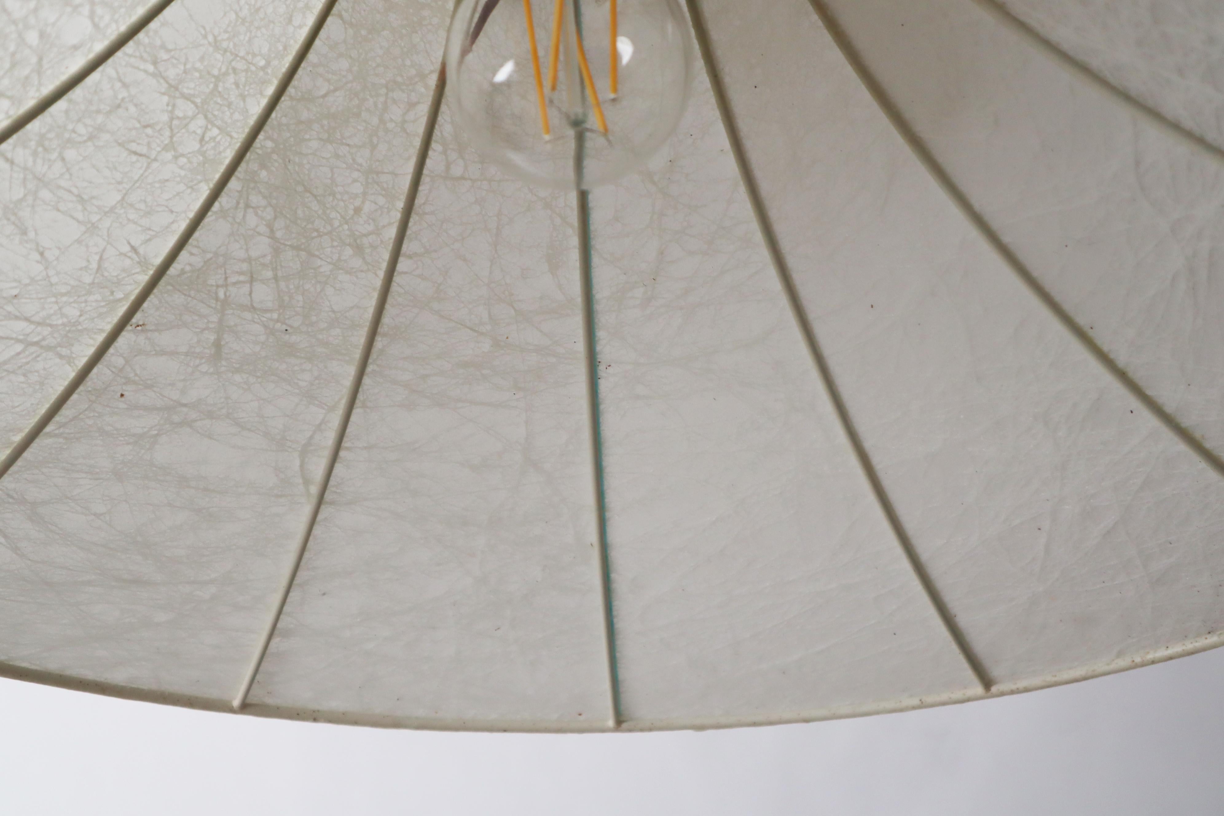 Lampada a sospensione Cocoon a forma di tulipano realizzata con strisce turchesi in vendita 6