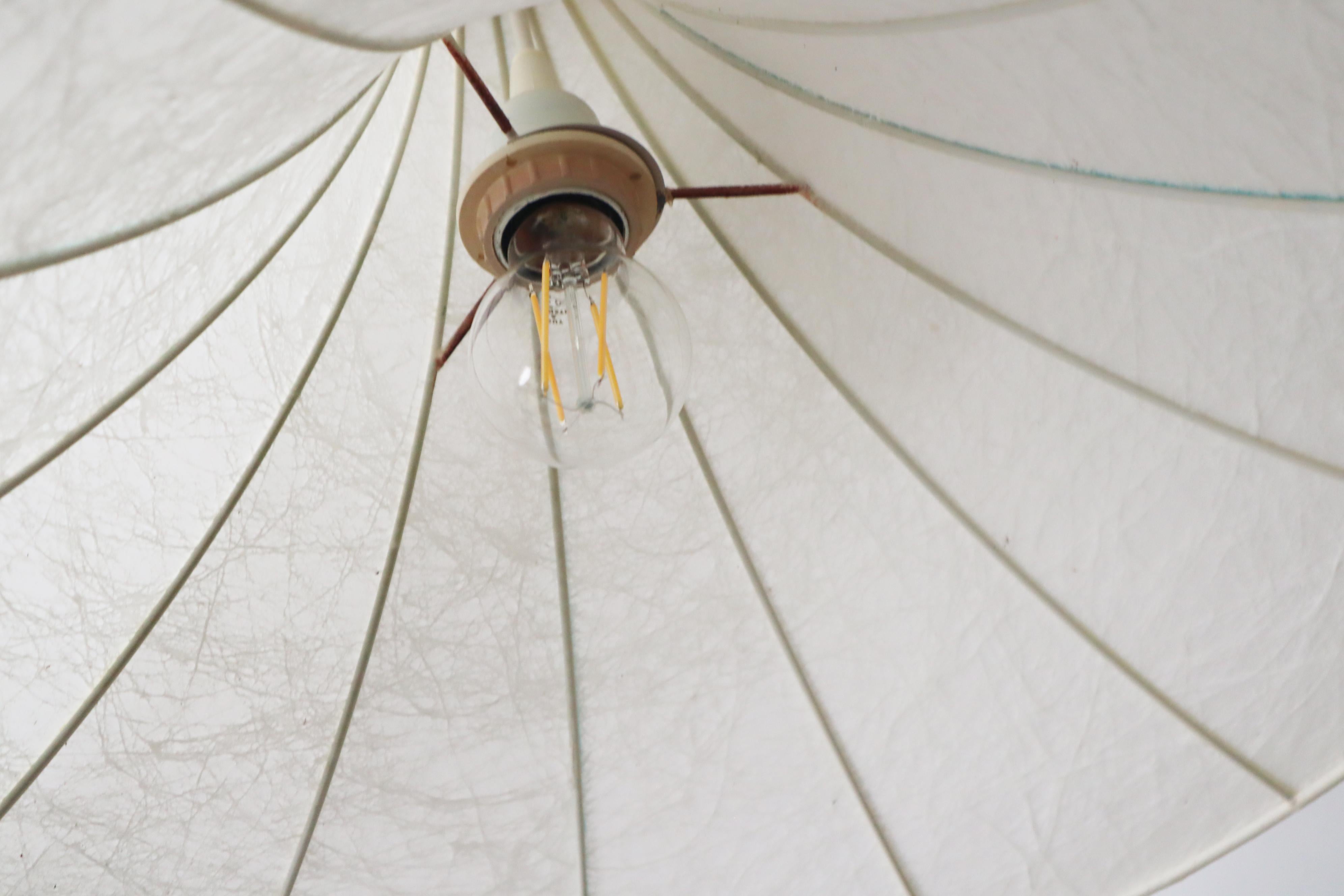 Lampada a sospensione Cocoon a forma di tulipano realizzata con strisce turchesi in vendita 9
