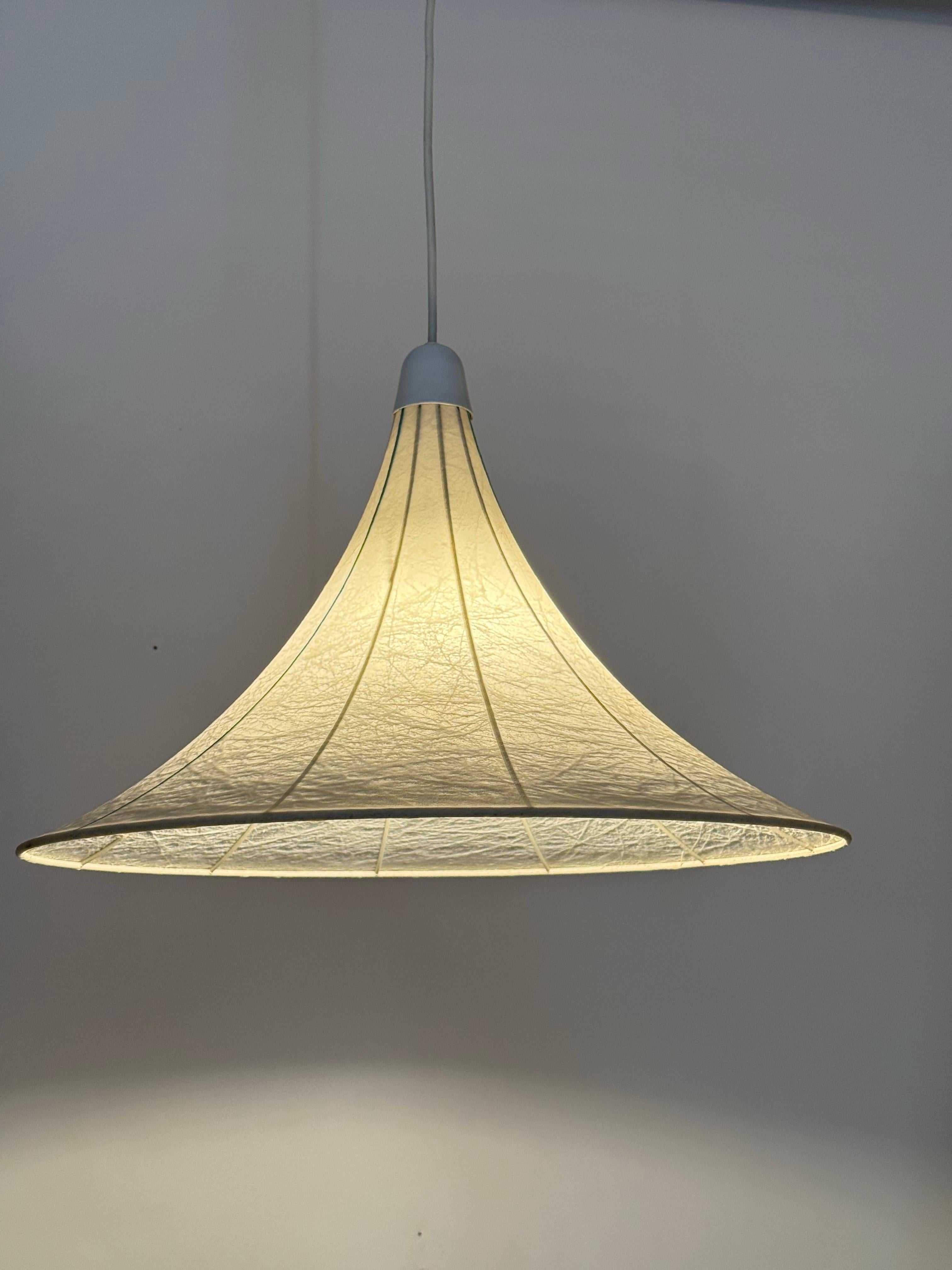 Questa lampada è una delle più rare e belle lampade a bozzolo disponibili sul mercato internazionale. Il suo design è estremamente bello. Il suo colore si abbina praticamente a tutti gli altri colori, il che lo rende flessibile nella progettazione