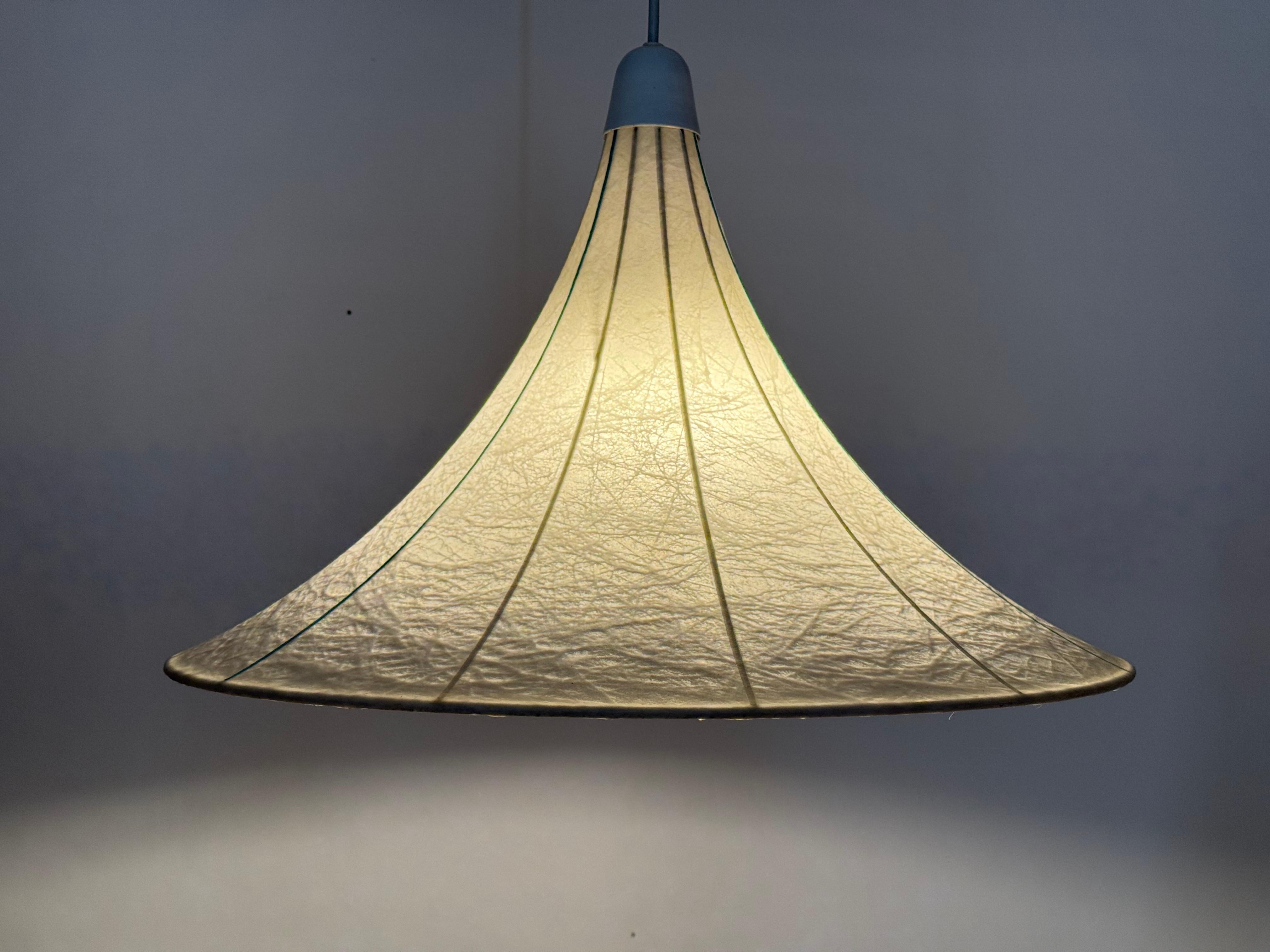 Tedesco Lampada a sospensione Cocoon a forma di tulipano realizzata con strisce turchesi in vendita