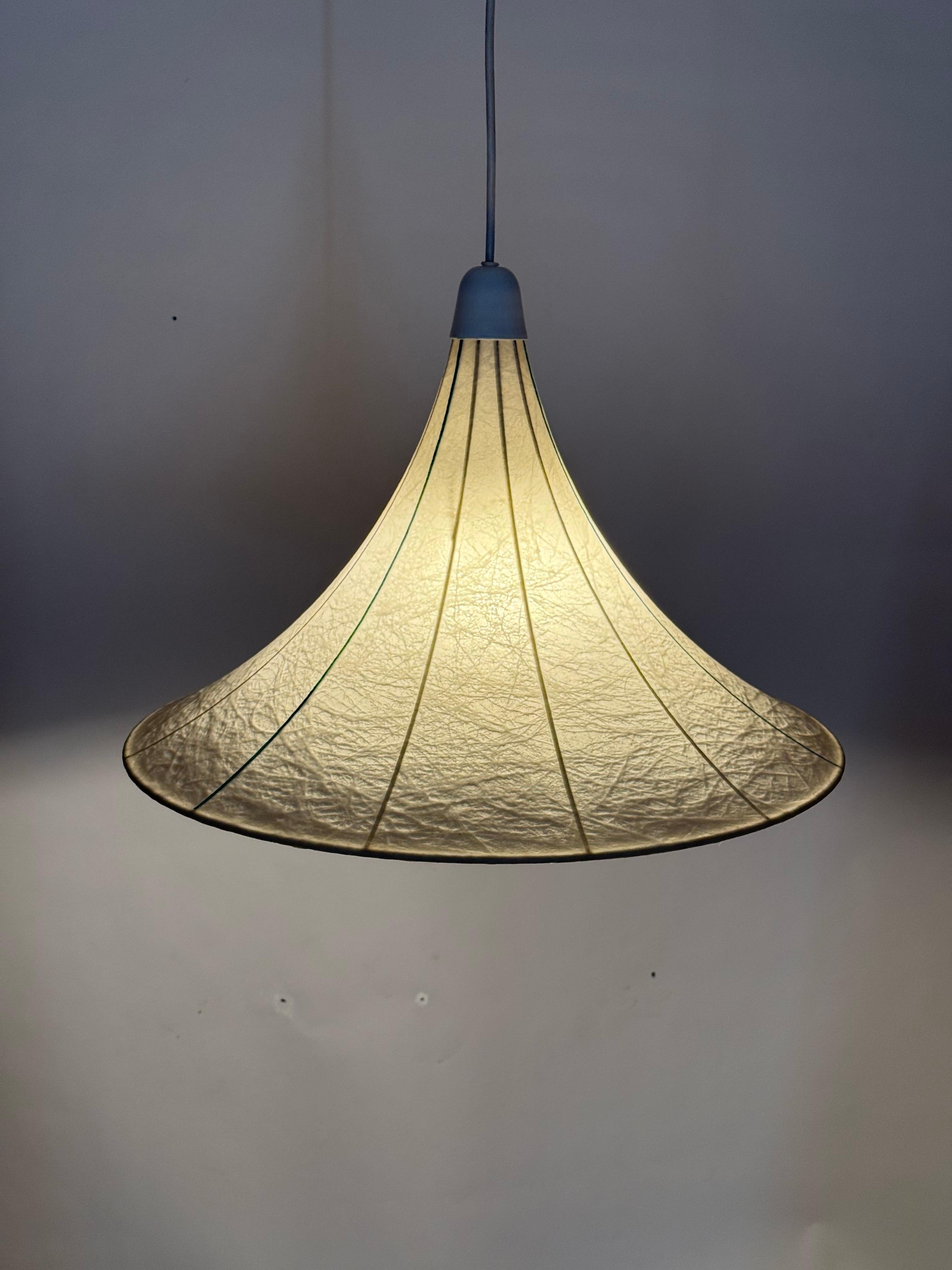 Fatto a mano Lampada a sospensione Cocoon a forma di tulipano realizzata con strisce turchesi in vendita