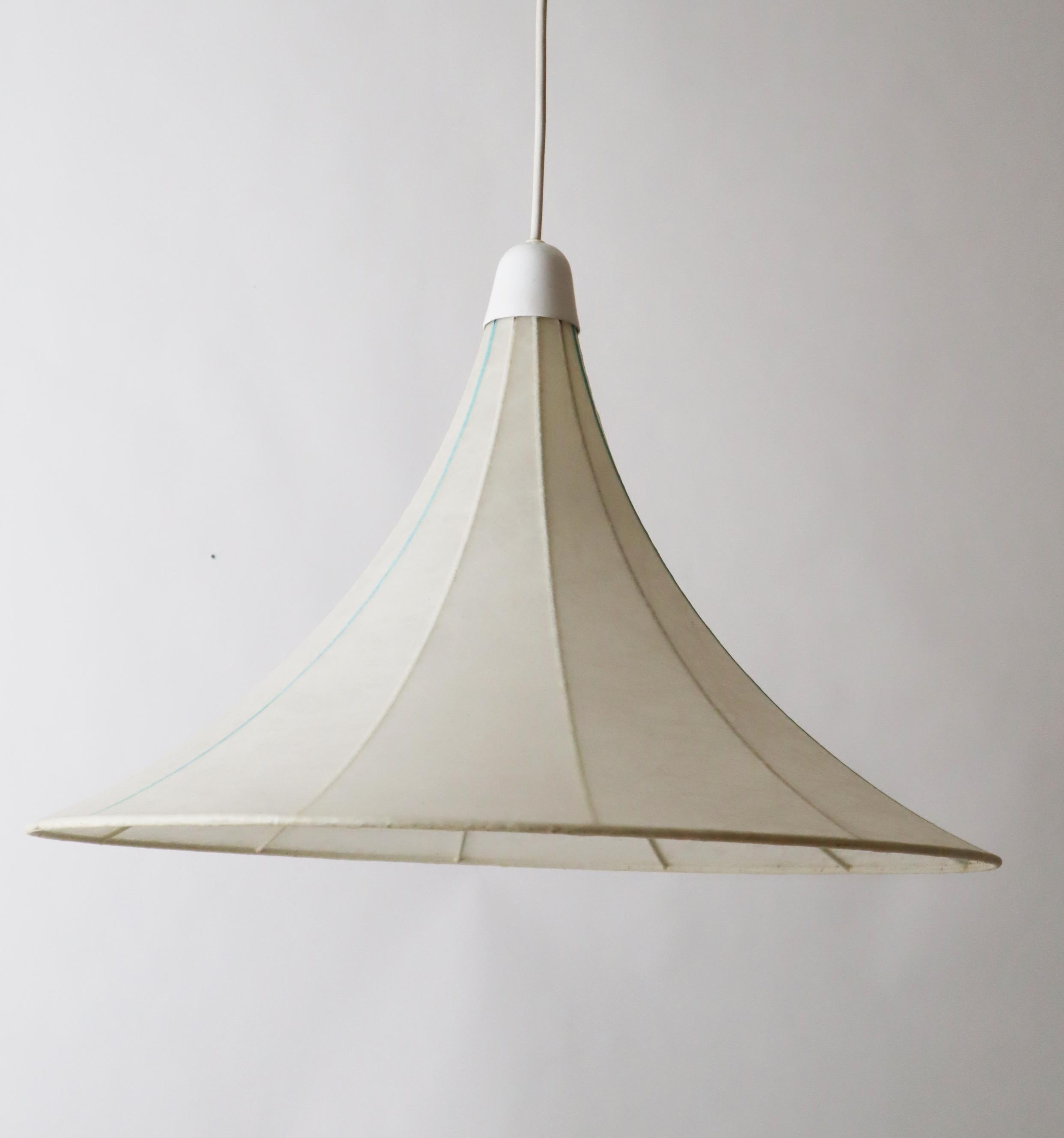 Lampada a sospensione Cocoon a forma di tulipano realizzata con strisce turchesi In condizioni buone in vendita a Hannover, DE