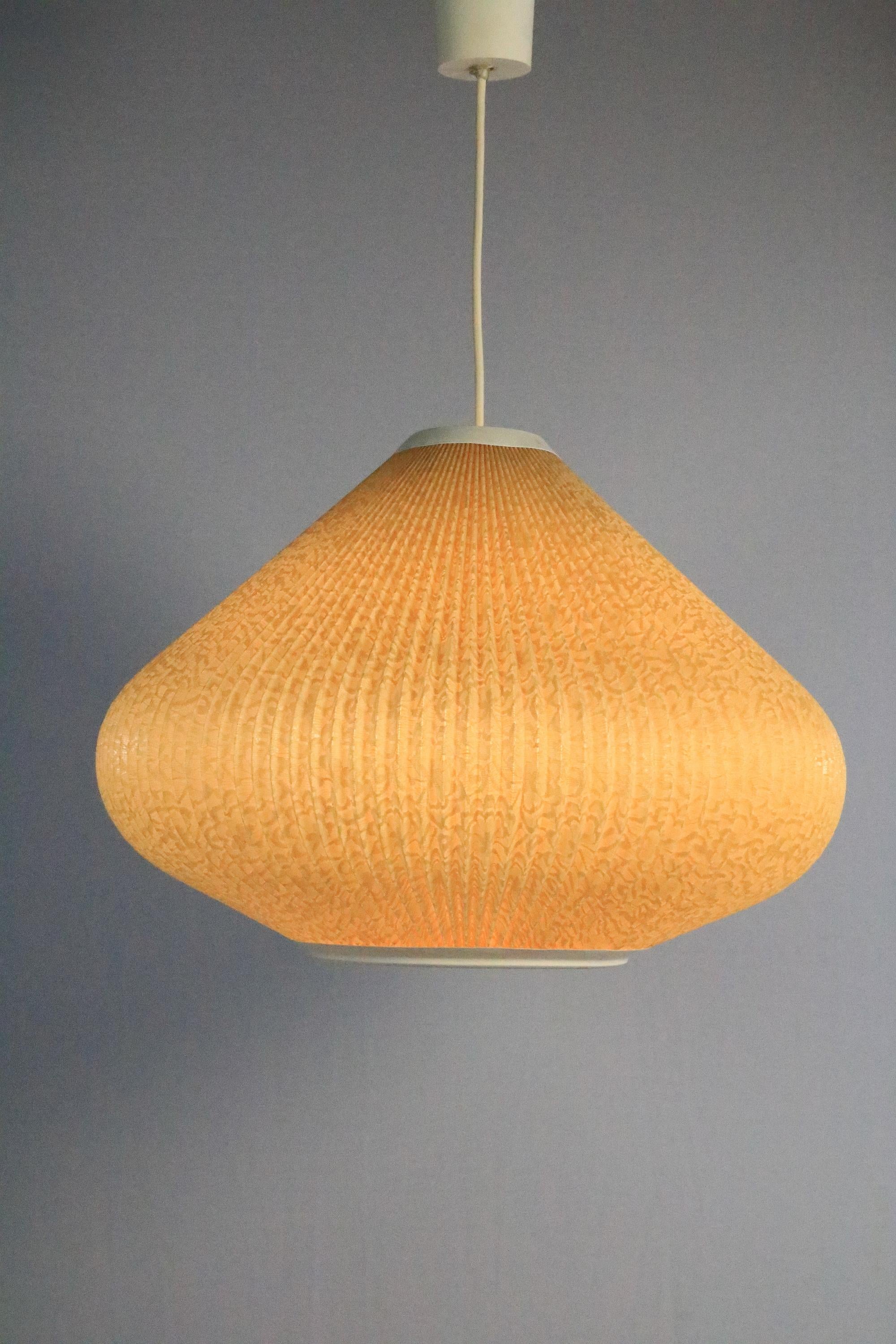 A typical lamp of the 1960s. Was made in that type much in Denmark.
 
Origin: GDR
 
Beautiful lighting effect when the light is turned on. This especially shows off the lace pattern.
 
Material: hard plastic
Very well preserved.
 
New cable, cable