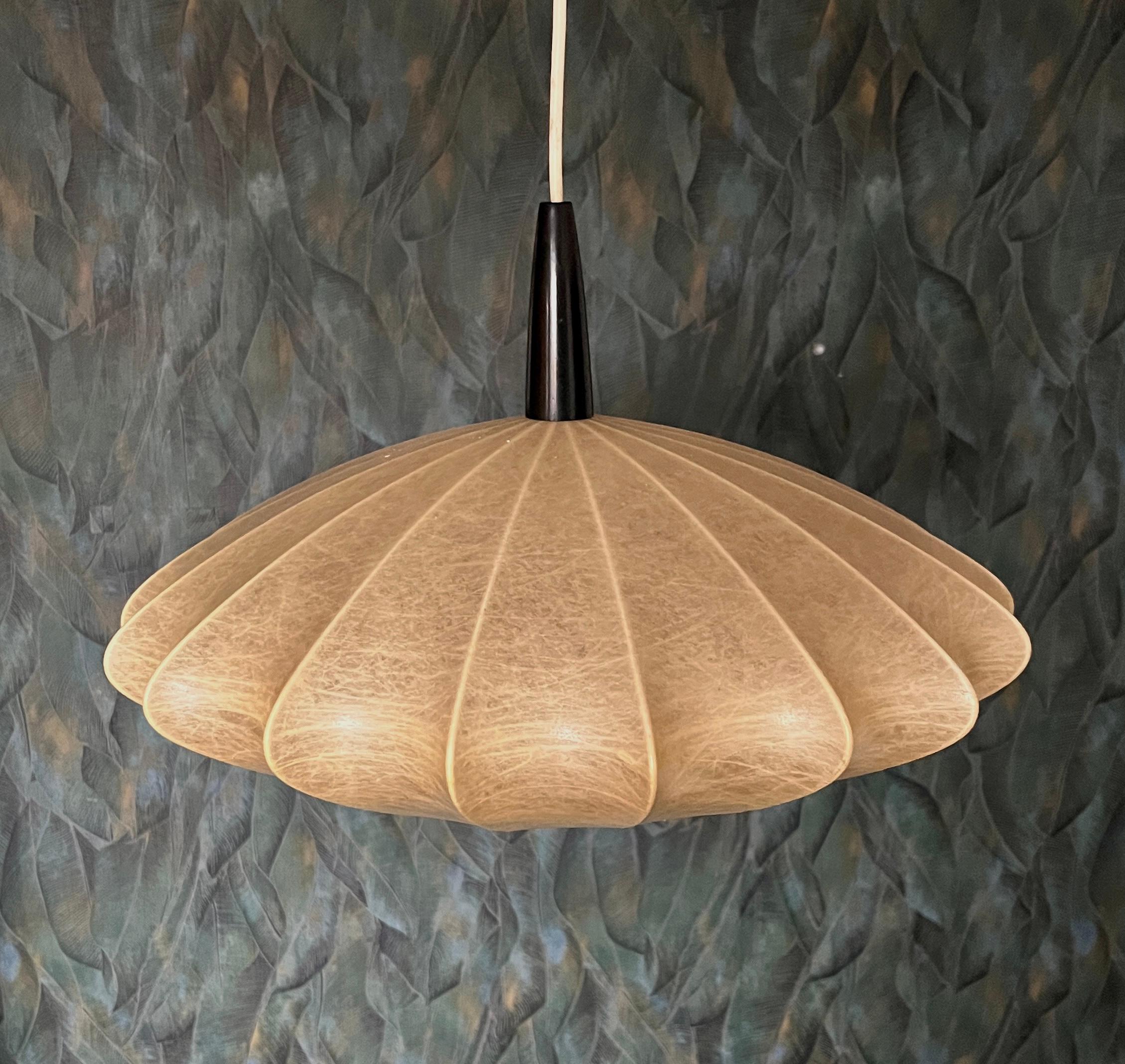 ¡Una rareza absoluta!
Lámpara colgante Cocoon diseñada por George Nelson en la década de 1960. La lámpara colgante presenta un diseño similar al de las lámparas de Achille Castiglioni. La pantalla es de resina original.

Está en excelentes