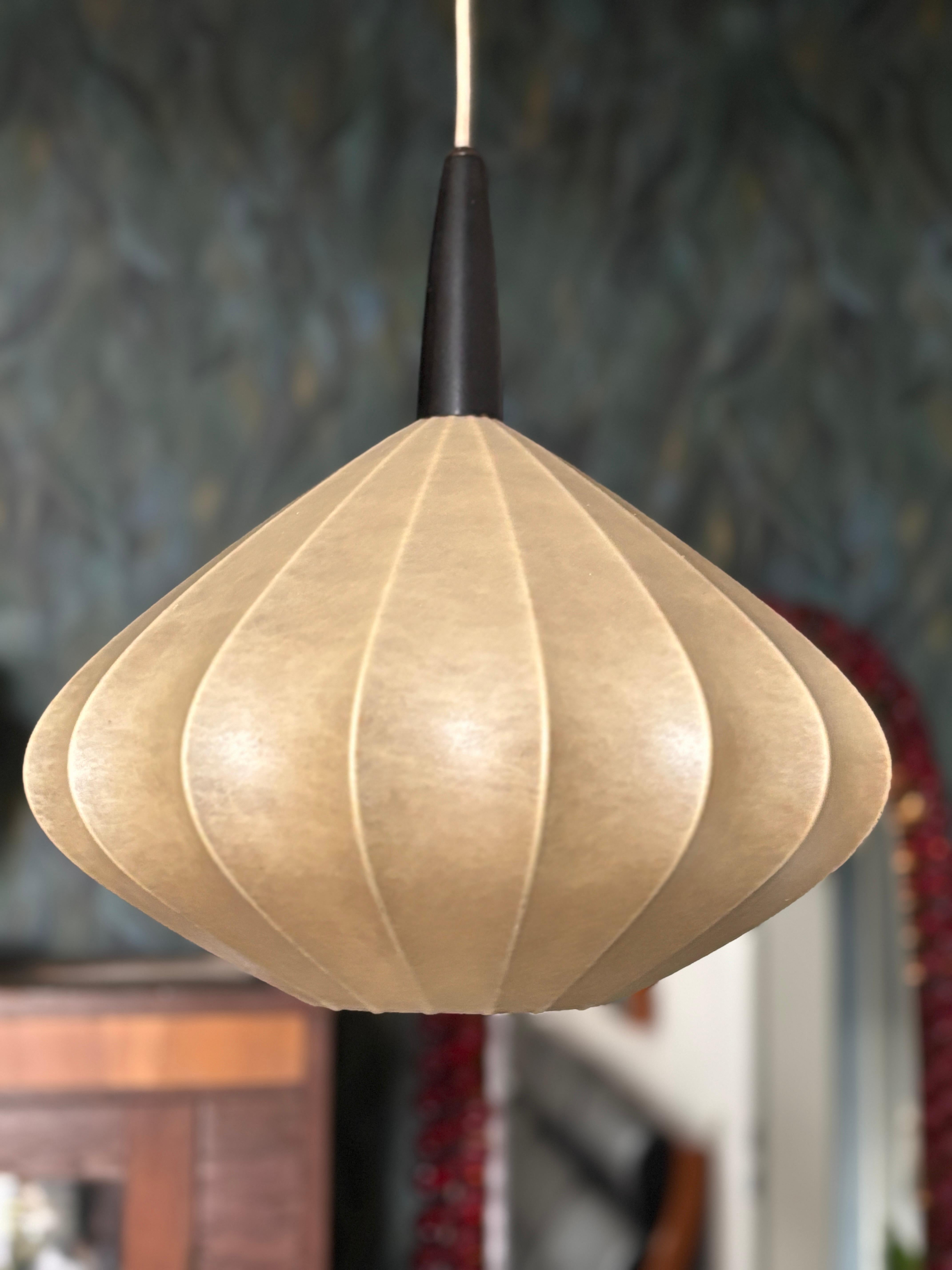 Una rarità assoluta!
Una lampada a sospensione Cocoon disegnata da George Nelson negli anni '60. La lampada a sospensione presenta un design simile alle lampade di Achille Castiglioni. Il paralume è realizzato in resina originale.

È in buone