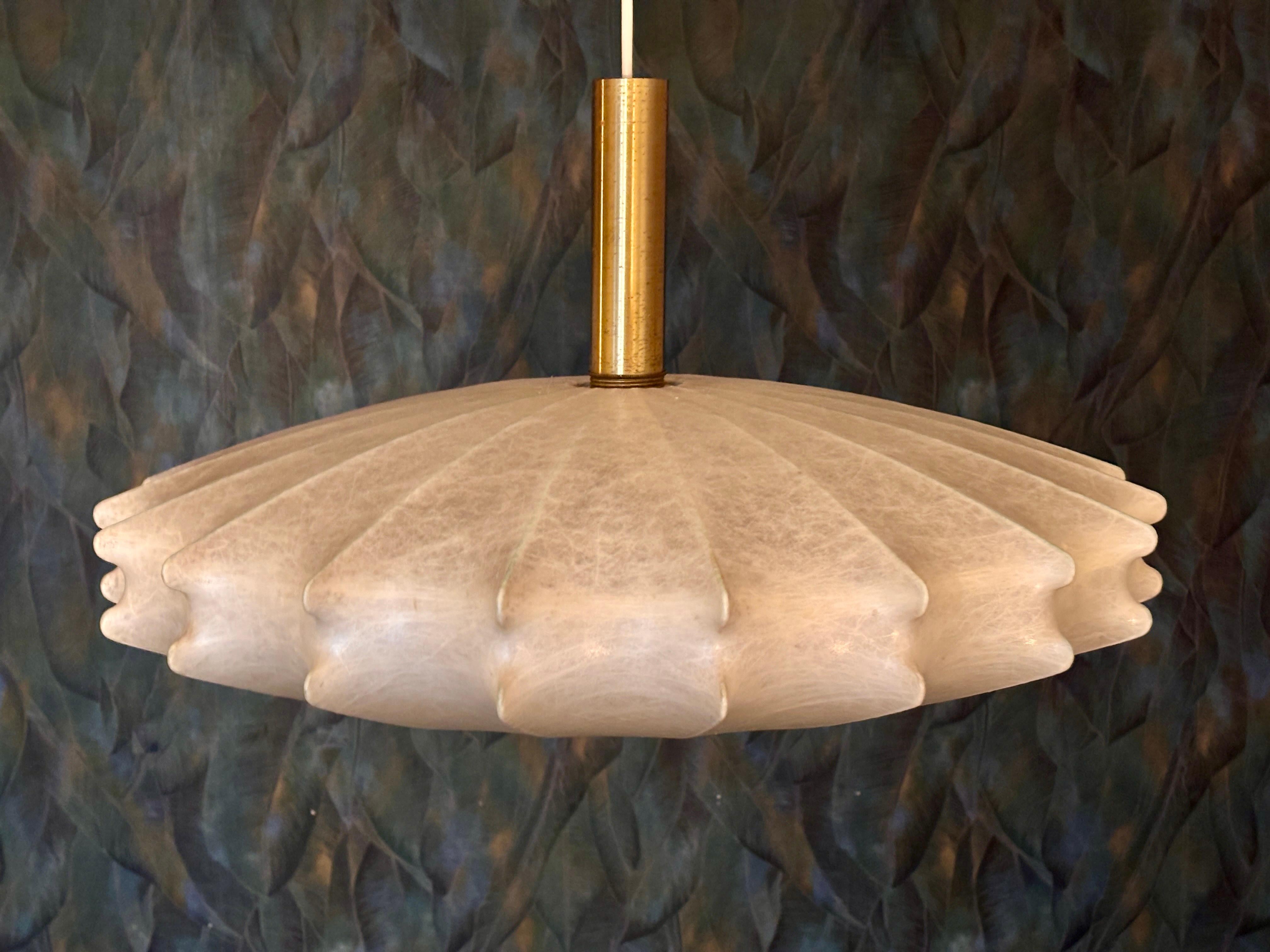 Una lampada a sospensione Cocoon progettata negli anni '60 per l'azienda Goldkant da Fritz Wauer.

Sotto la guida del leggendario Fritz Wauer, l'azienda fu pioniera di questa tecnica negli anni '50, prima che aziende successive come Flos e i