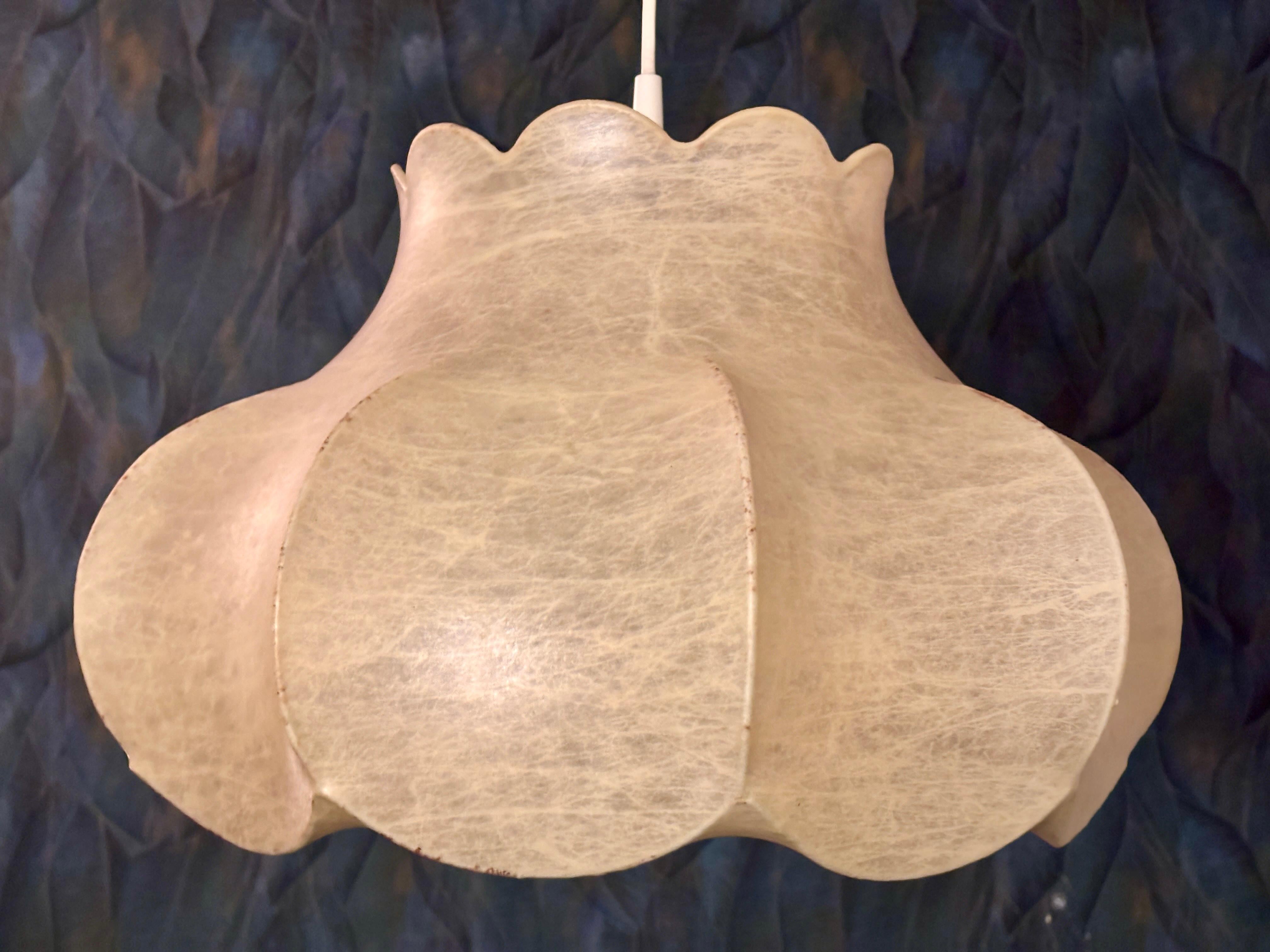 Lámpara colgante Cocoon diseñada por Achille Castiglioni en la década de 1960 y fabricada en Alemania. La pantalla es de resina original.

Está en buen estado vintage. La pantalla no tiene agujeros ni grietas. El armazón de alambre lacado en blanco