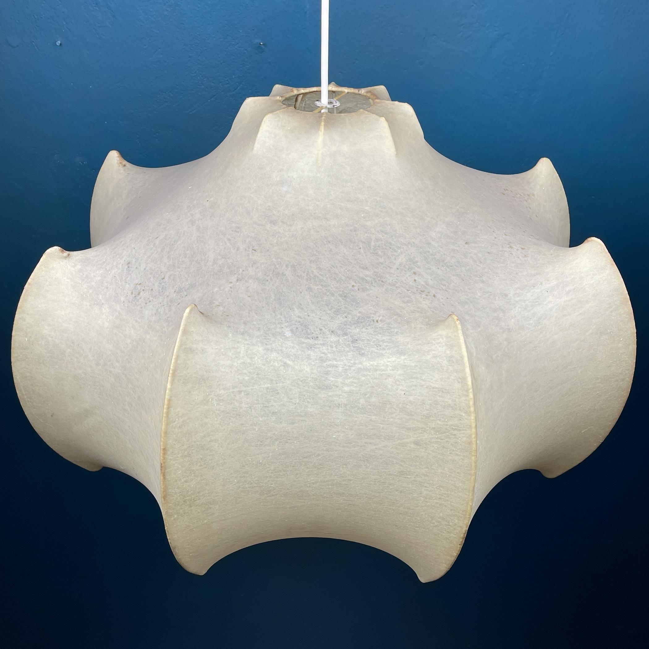 Cocoon Lamp Viscontea by Achille Castiglioni for Flos, Italy, 1960s In Good Condition In Miklavž Pri Taboru, SI