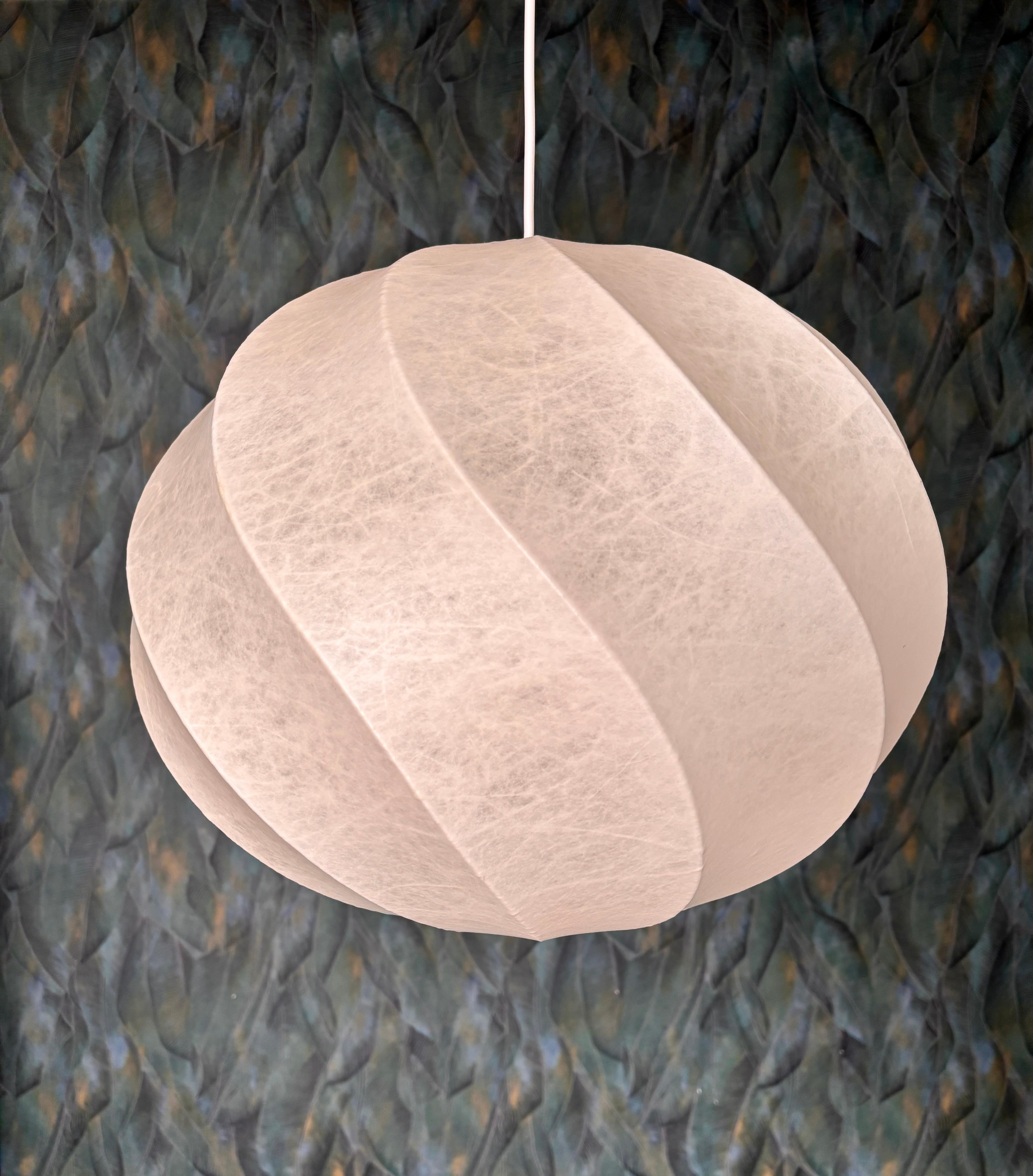 A large Cocoon pendant lamp, made in Germany by Linus Bopp Leuchten in the 1970s. The lampshade is made of original resin.
It is in mint condition!
The lamp is still in its original packaging and has never been used!

Shade dimensions:
Diameter 45