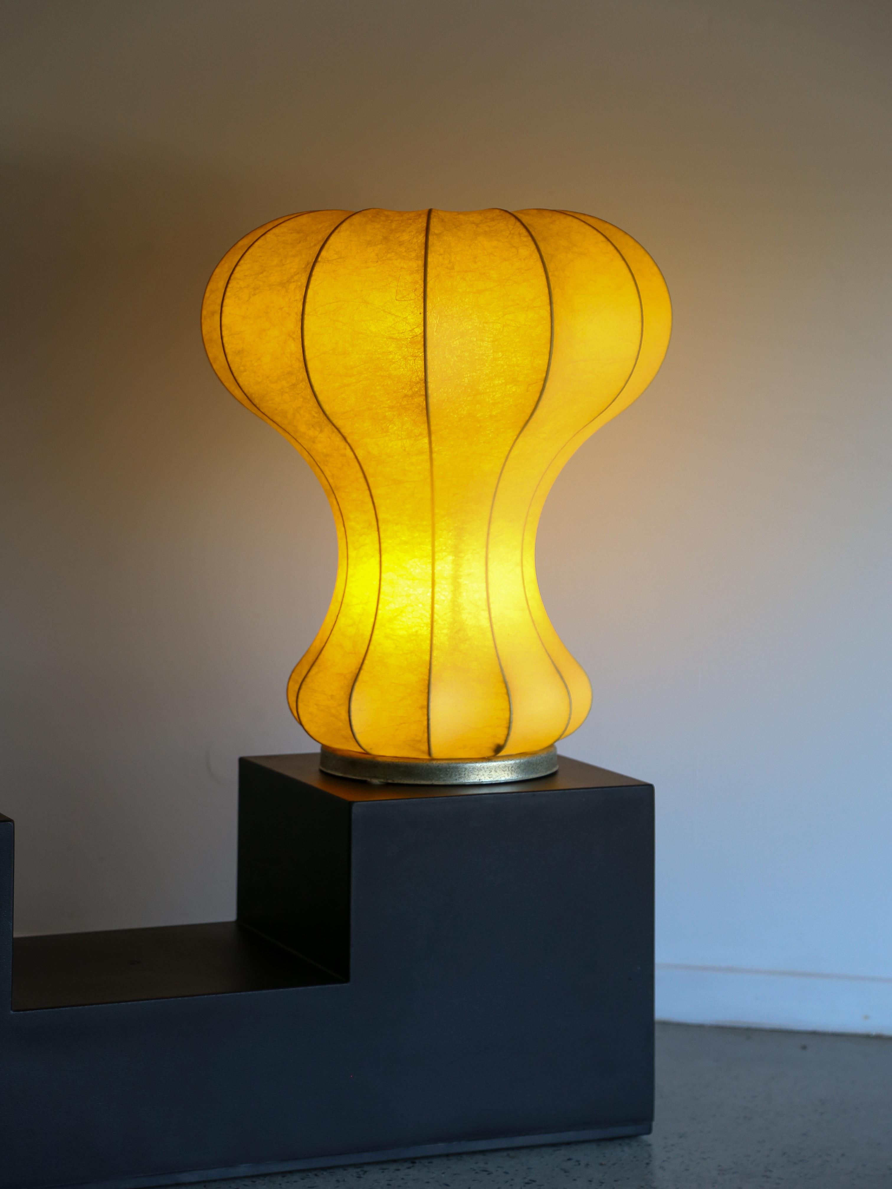La lampe de table Gatto est une représentation de la philosophie de conception des frères Castiglioni, qui impliquait souvent une combinaison d'innovation fonctionnelle et de sens de la fantaisie. L'utilisation de la résine de cocon dans la
