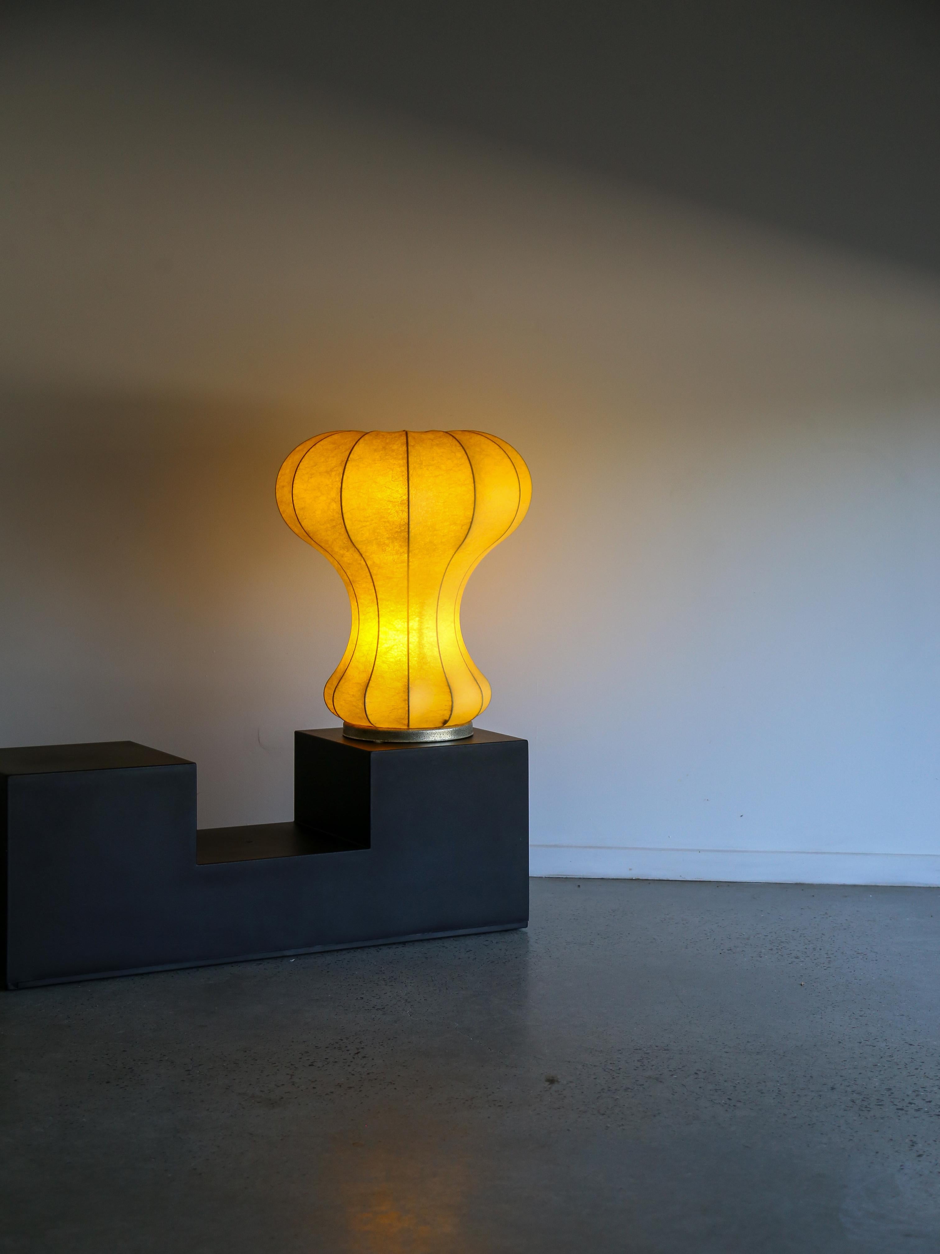 italien Grande lampe de bureau Cocoon d'Achille & Pier Giacomo Castiglioni pour Flos
