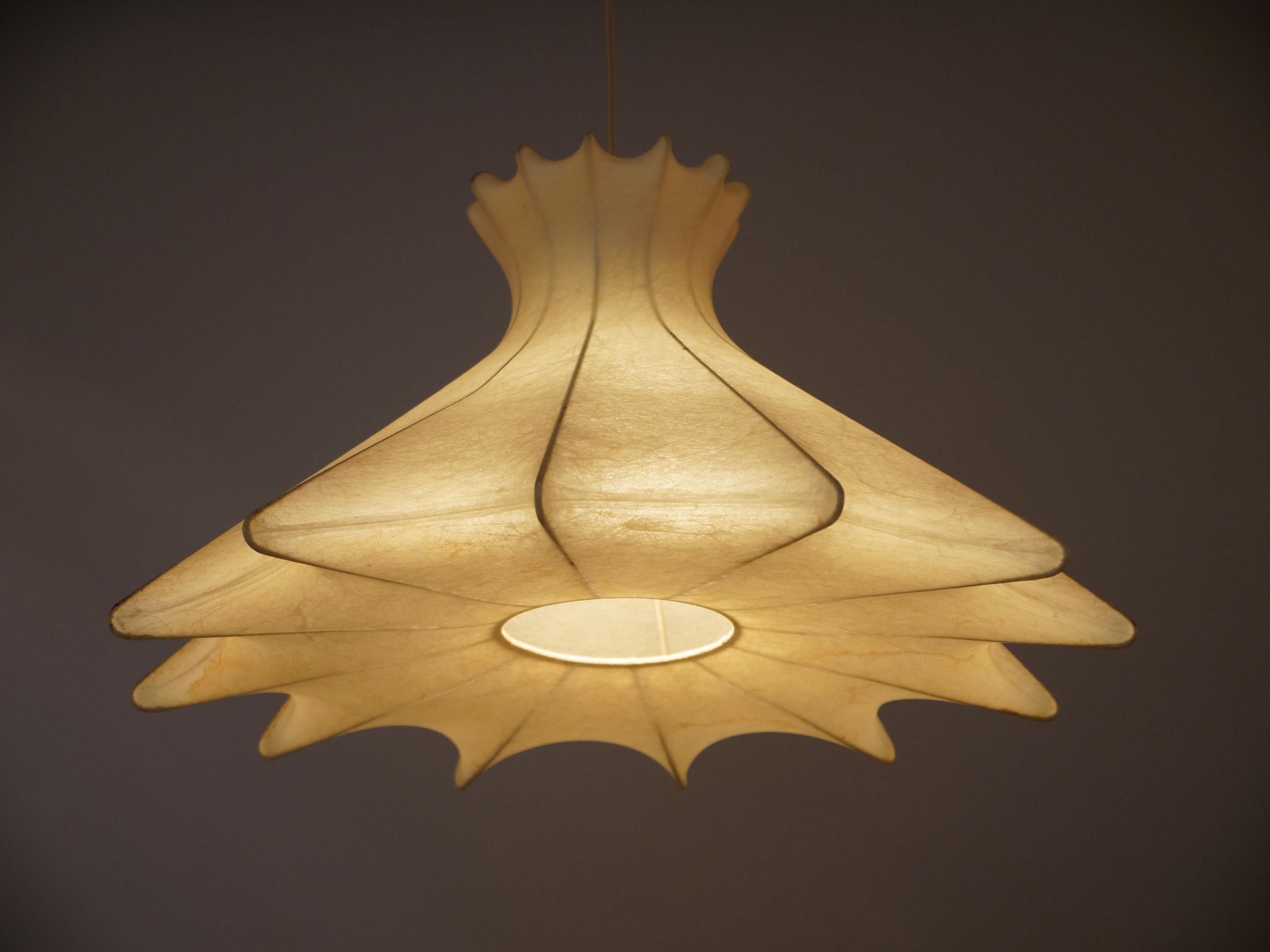German 'Cocoon' Chandelier.  By Friedel Wauer for Goldkant Leuchten. “Goldkant”. Germany c1960 

One light fitting. E27. Re wired for Europe and USA

Size of the chandelier without drop 
Diameter 63cm x H 34cm 

