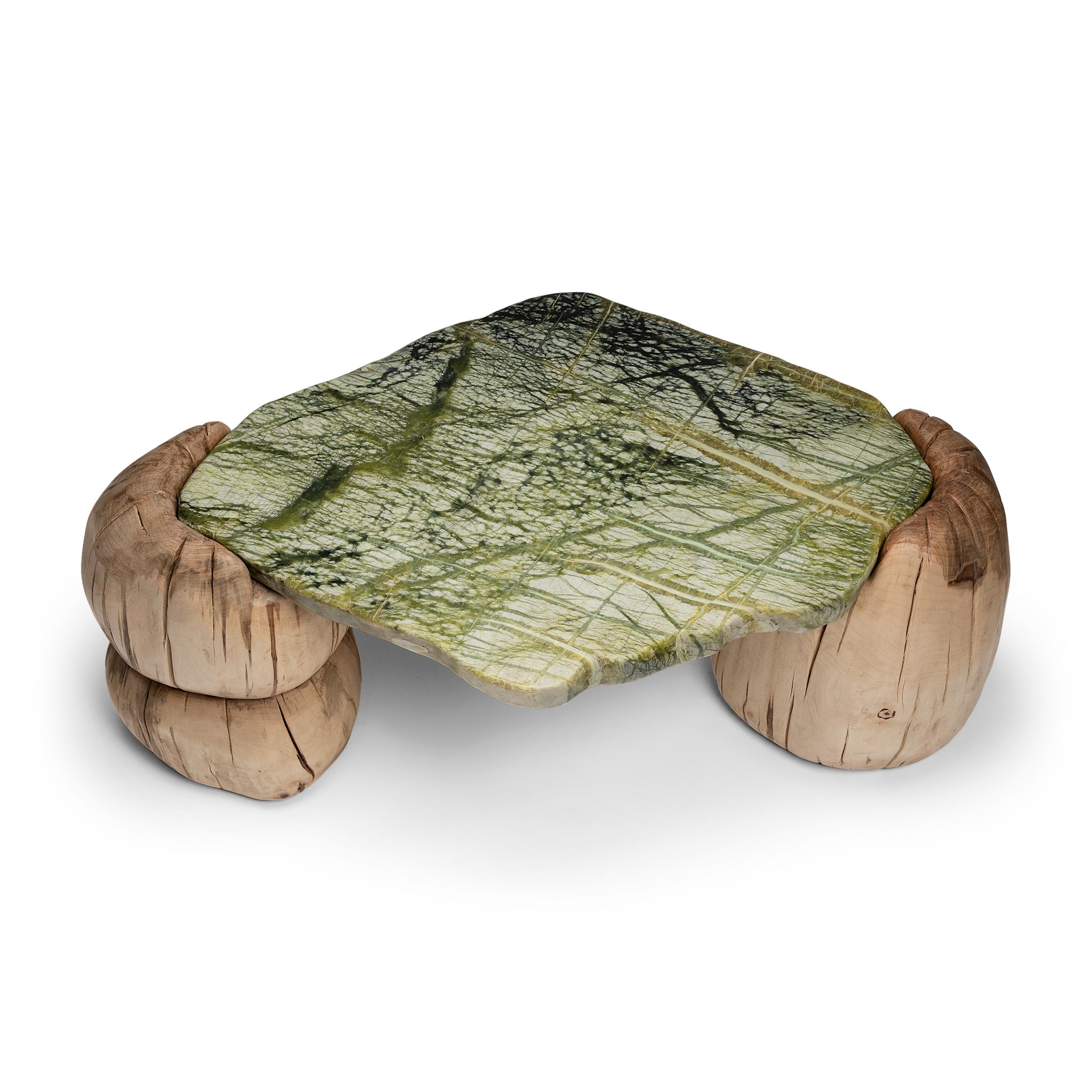 Esta mesa de centro de piedra de meditación ejemplifica el estilo Moderno Orgánico con énfasis en los materiales naturales. El tablero de la mesa está compuesto por una losa de piedra pulida, inundada de un exuberante color verde y bellamente