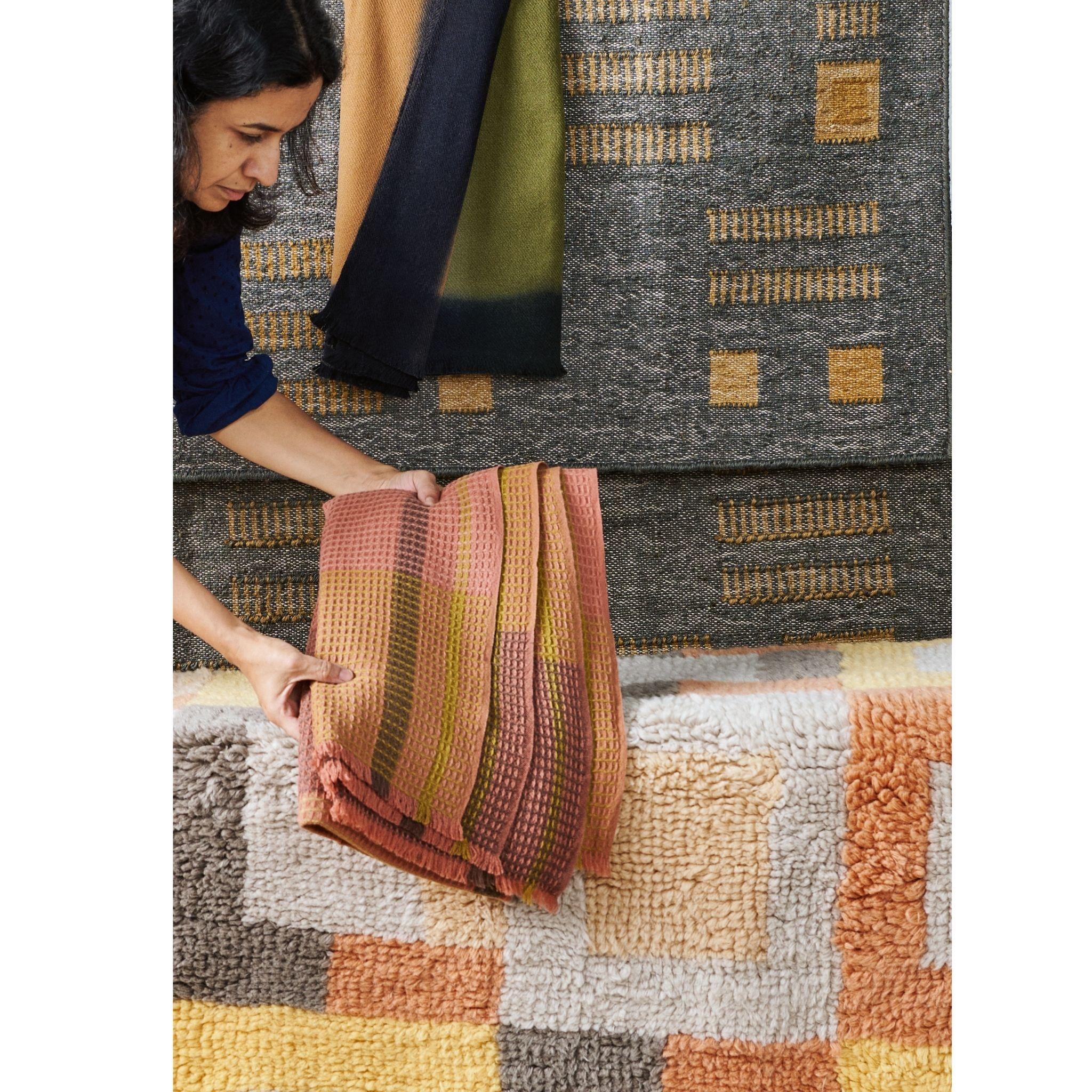 Cocoon Merino Waffle Handloom Throw En Cálidos Tonos Neutros Multicolor en venta 7