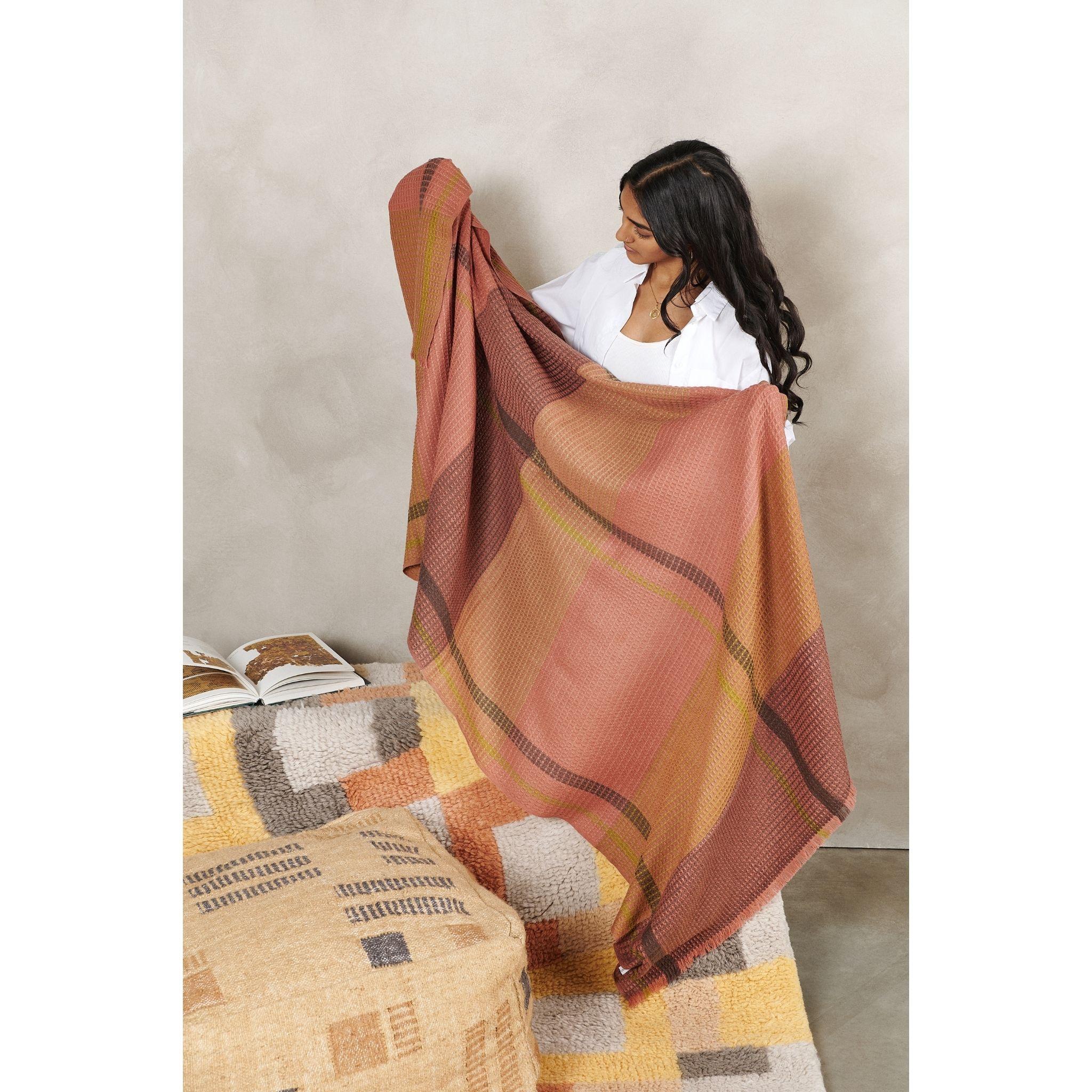 Cocoon Merino Waffle Handloom Throw En Cálidos Tonos Neutros Multicolor Moderno en venta
