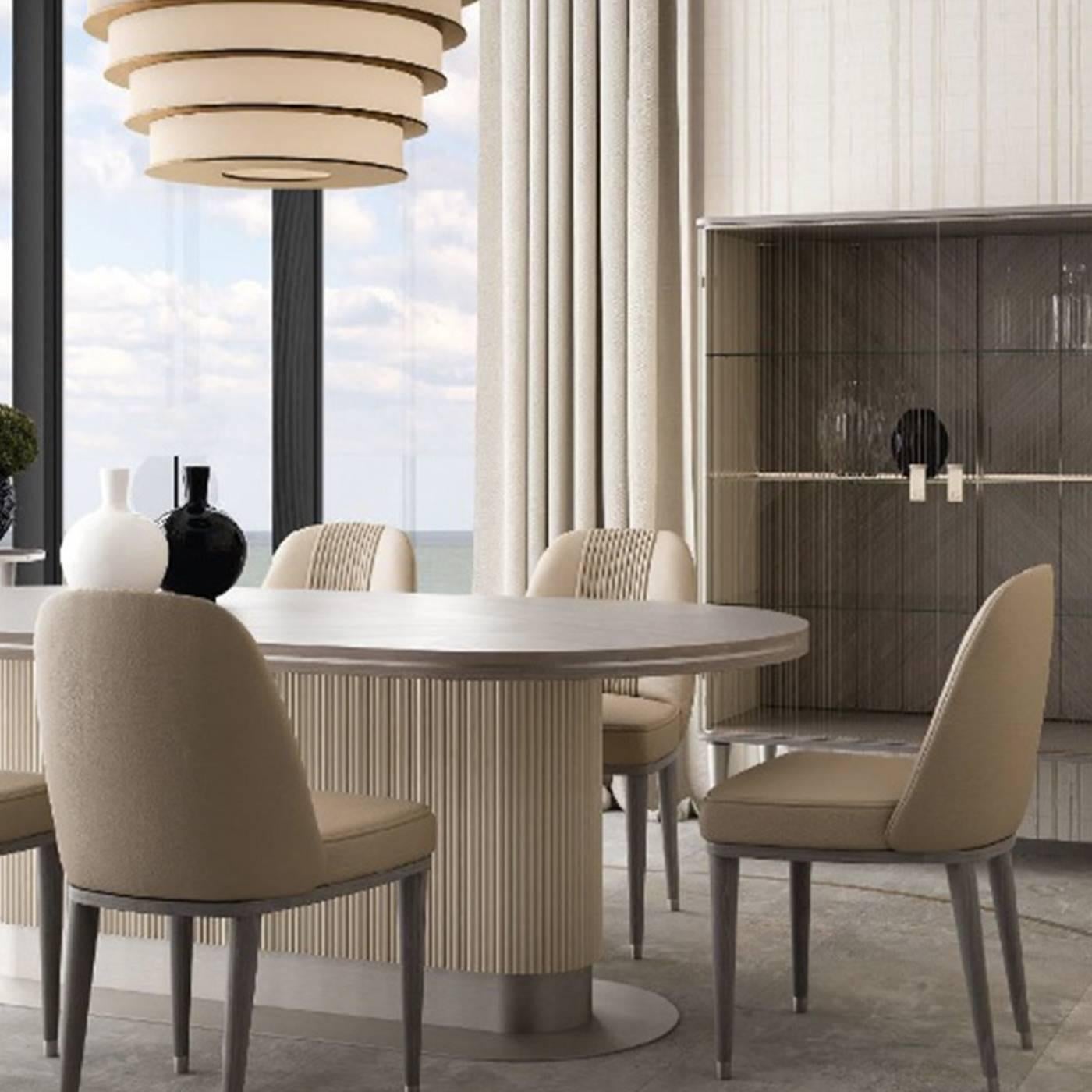 Une ode au design innovant et à l'artisanat traditionnel, cette table majestueuse sera le point de mire de toute salle à manger de style moderne. Le placage incrusté du plateau ovale présente un motif de diamant saisissant et une fine bande
