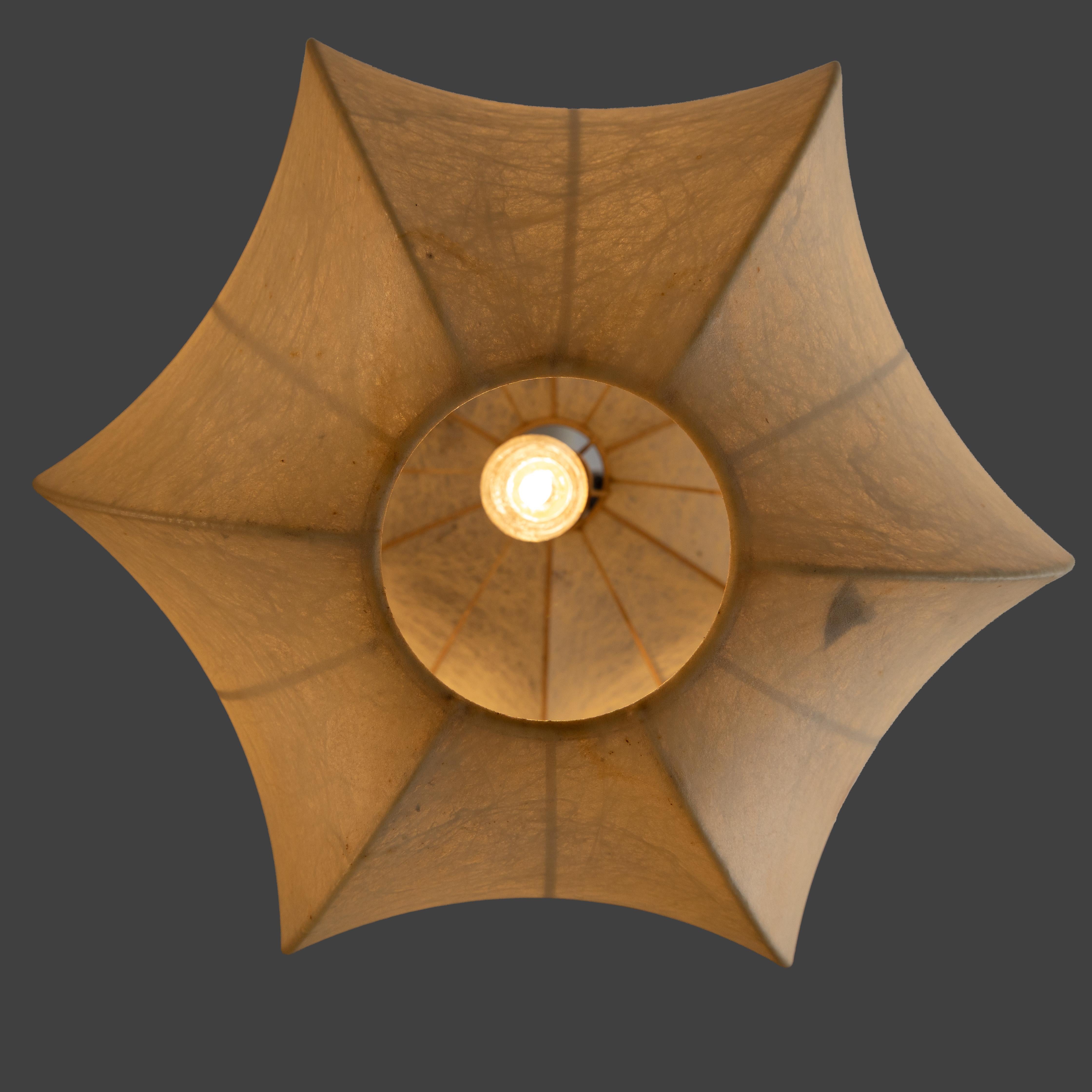 Fabricado con una estructura metálica rociada con resina 