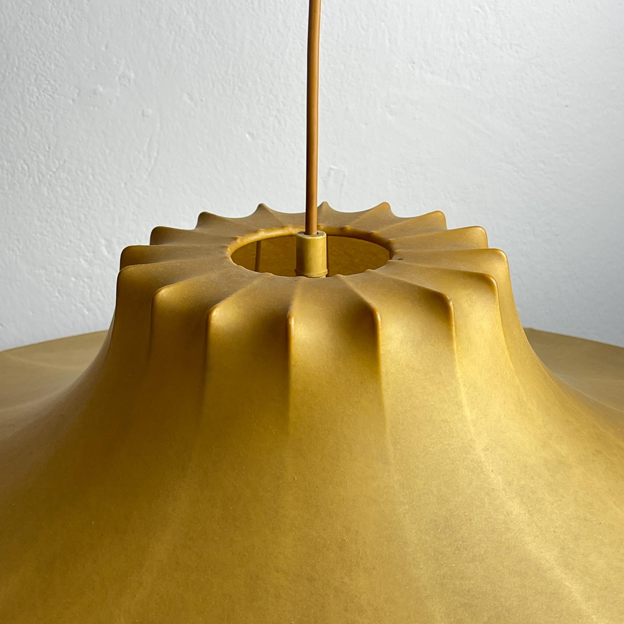 Seltene große Cocoon-Lampe von Achille & Pier Castiglioni für Flos, hergestellt in Italien in den 1960er Jahren.
In den 1960er Jahren war die italienische Firma FLOS einer der führenden Hersteller moderner Leuchten, und die Cocoon-Lampen gehörten zu