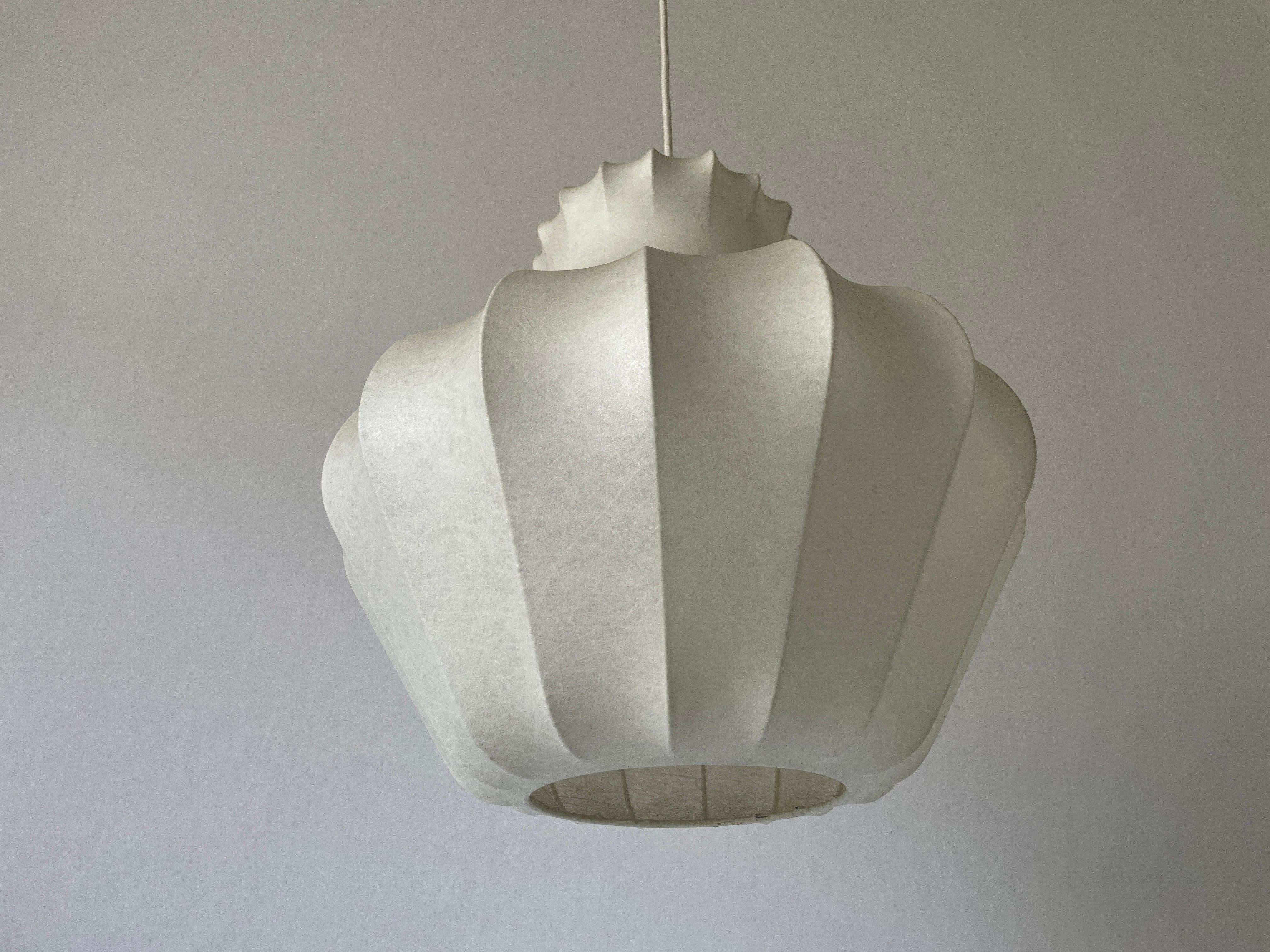 Lampada a sospensione Cocoon di Goldkant, anni '60, Germania

Il paralume è in ottime condizioni vintage.

Questa lampada funziona con lampadine E27. 
Cablato e adatto all'uso con 220V e 110V per tutti i paesi.

Misure:
Altezza: 100 cm
Diametro e