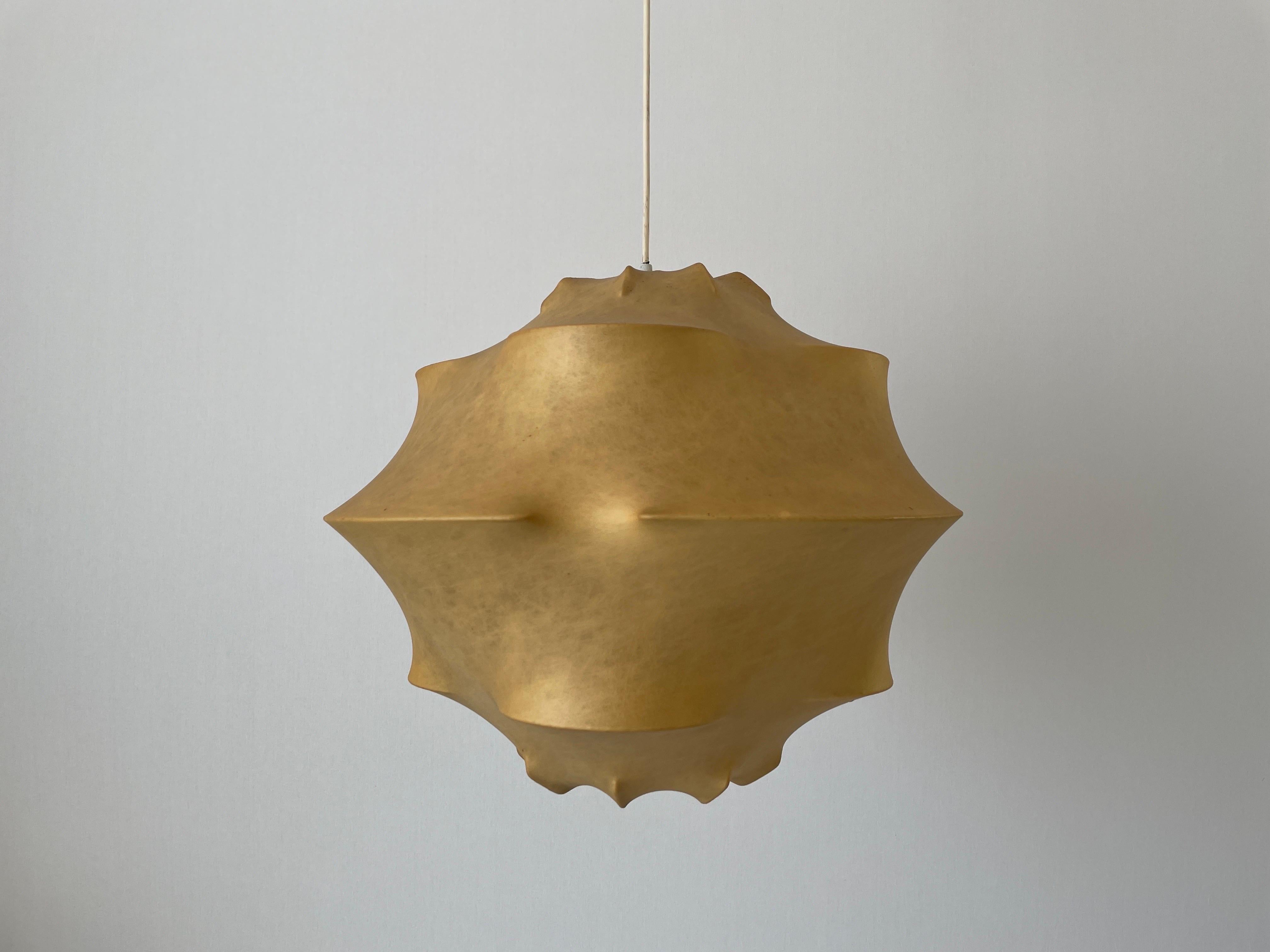 Lampada a sospensione Cocoon di Tobia Scarpa per Flos, anni '60, Italia

Il paralume è in ottime condizioni vintage.

Questa lampada funziona con lampadine E27. 
Cablato e adatto all'uso con 220V e 110V per tutti i paesi.

Misure:
Altezza: 82