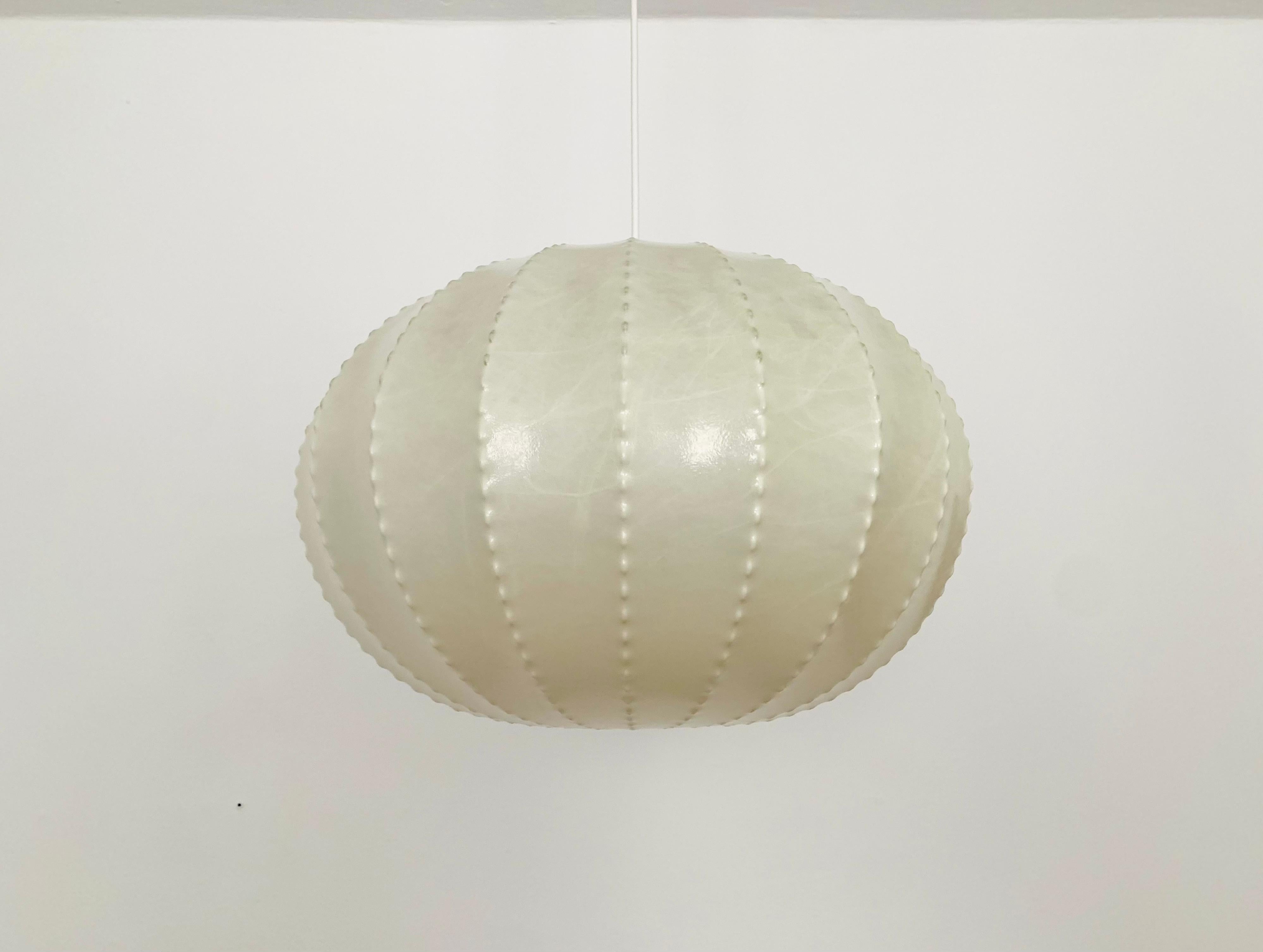 Very nice Cocoon pendant lamp from the 1960s.
Wonderful and contemporary design.
A highlight for every room.
The unusual shape creates a particularly cozy light.

Condition:

Very good vintage condition with minimal age-related signs of