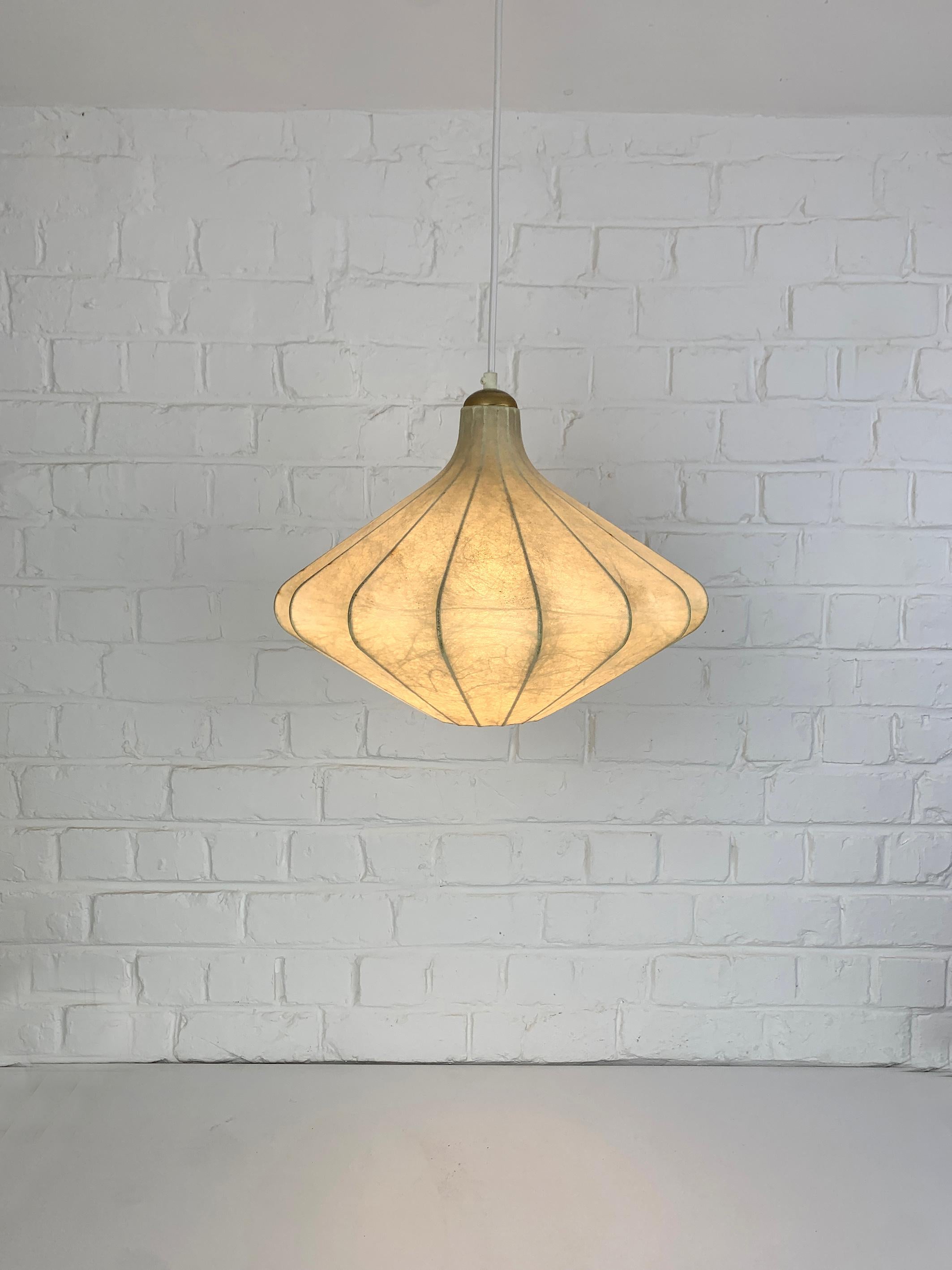 Lámpara colgante Cocoon, forma orgánica. Diseño de Friedel Wauer. Fabricado por Goldkant Leuchten, Alemania, en la década de 1960.

Una fina estructura de acero recubierta de resina pulverizada, que le da un aspecto de fibra de vidrio. La resina