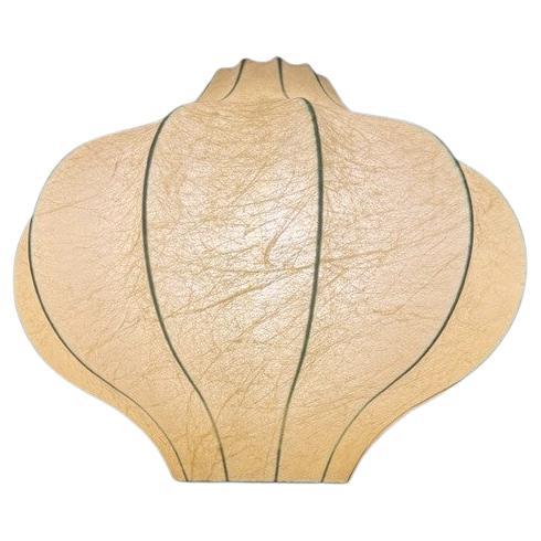 Die Cocoon Lamp ist ein Meisterwerk des modernen Designs aus der Mitte des Jahrhunderts, das für seine innovative Verwendung von MATERIALEN und organischen Formen bekannt ist. Achille Gastiglioni entwarf in Zusammenarbeit mit seinem Bruder Pier