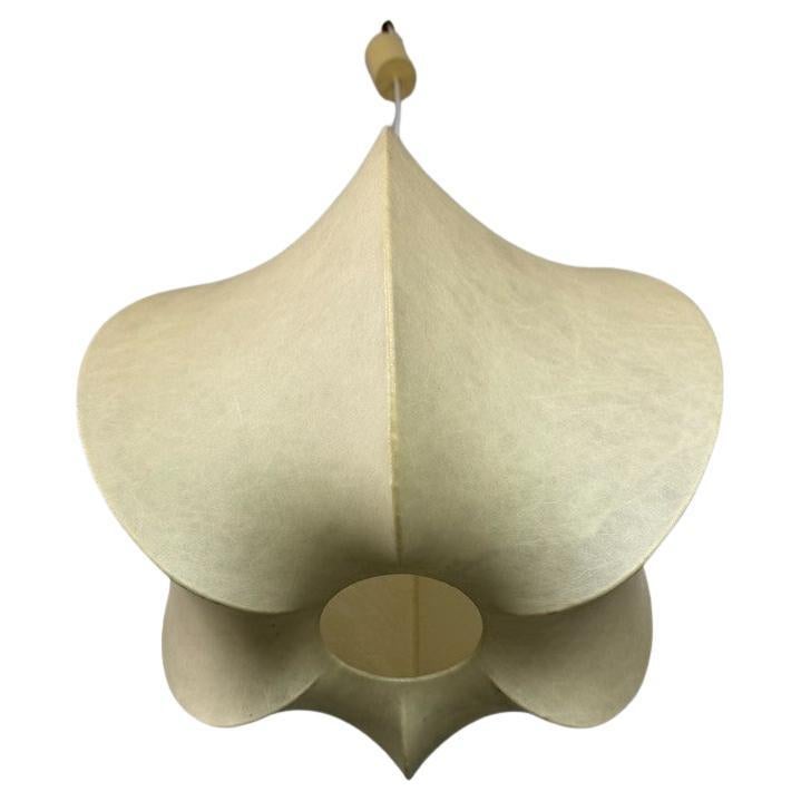 La lampe Cocoon est un chef-d'œuvre du design moderne du milieu du siècle, célébré pour son utilisation innovante des matériaux et des formes organiques. Achille Gastiglioni, en collaboration avec son frère Pier Giacomo Castiglioni, a conçu les