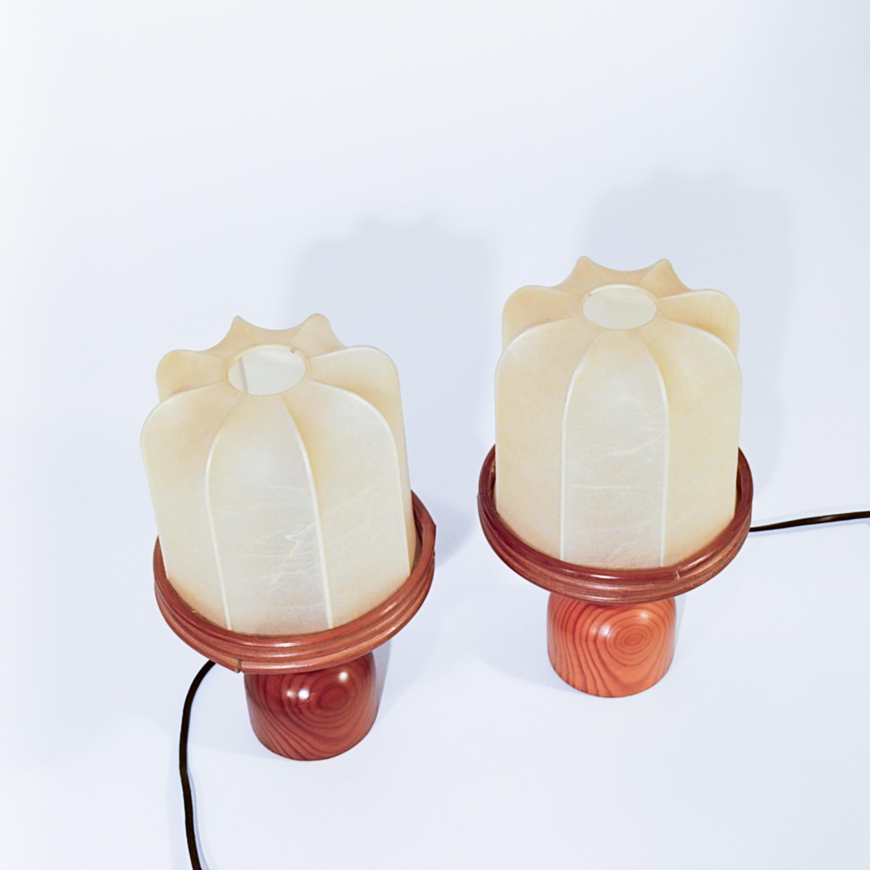 Paire de lampes de table en résine Cocoon, fabriquées à la main, Italie, années 1970. Composé de bases en bois de pin tourné et d'abat-jours constitués d'une structure métallique recouverte de résine Cocoon et d'éléments en rotin courbés. Memphis et