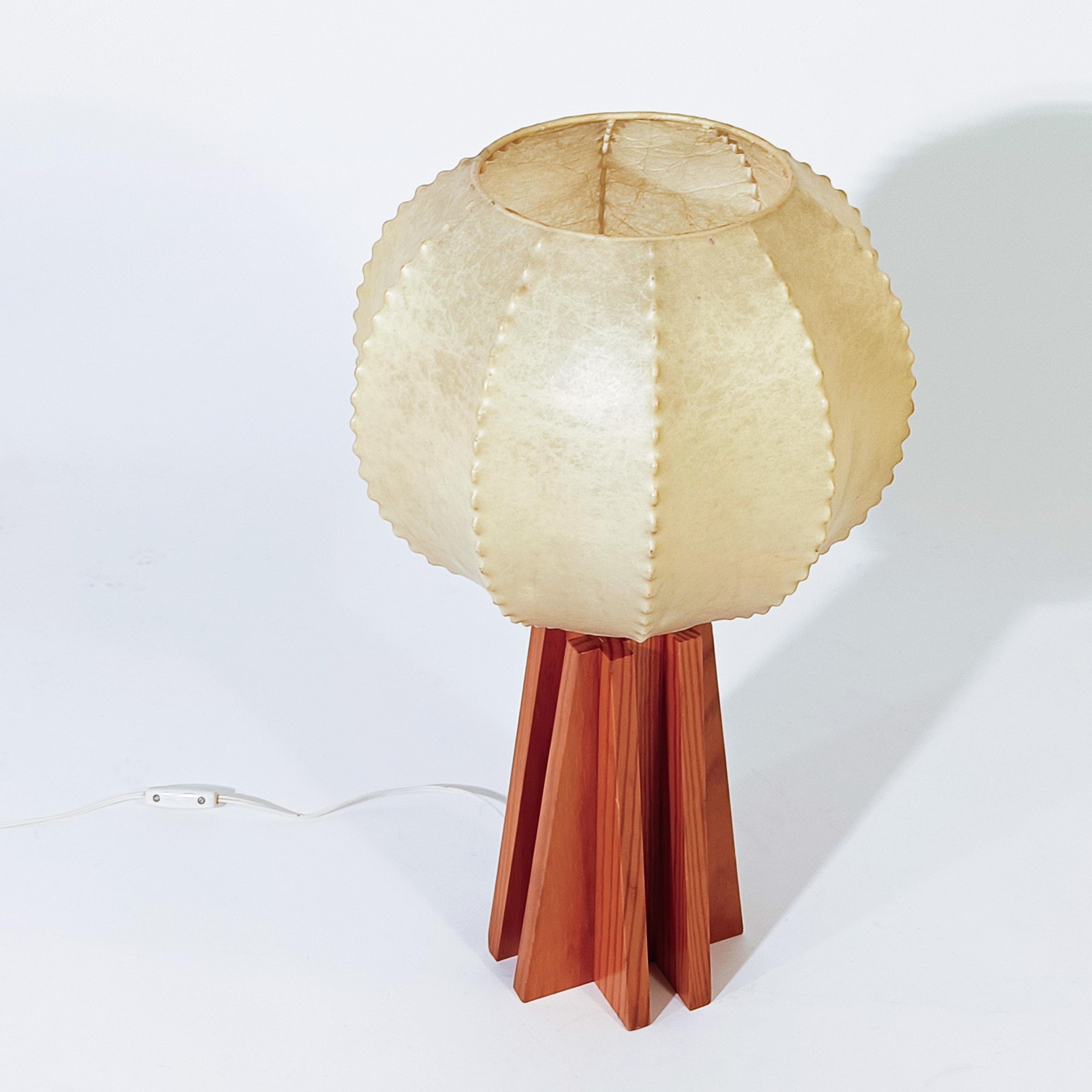 Lampe de table de style brutaliste par Friedel Wauer pour Goldkant Luchten, Allemagne, années 1970. Structure inférieure de style rationaliste en bois de pin veiné, avec un abat-jour supérieur constitué d'une armature métallique recouverte de résine