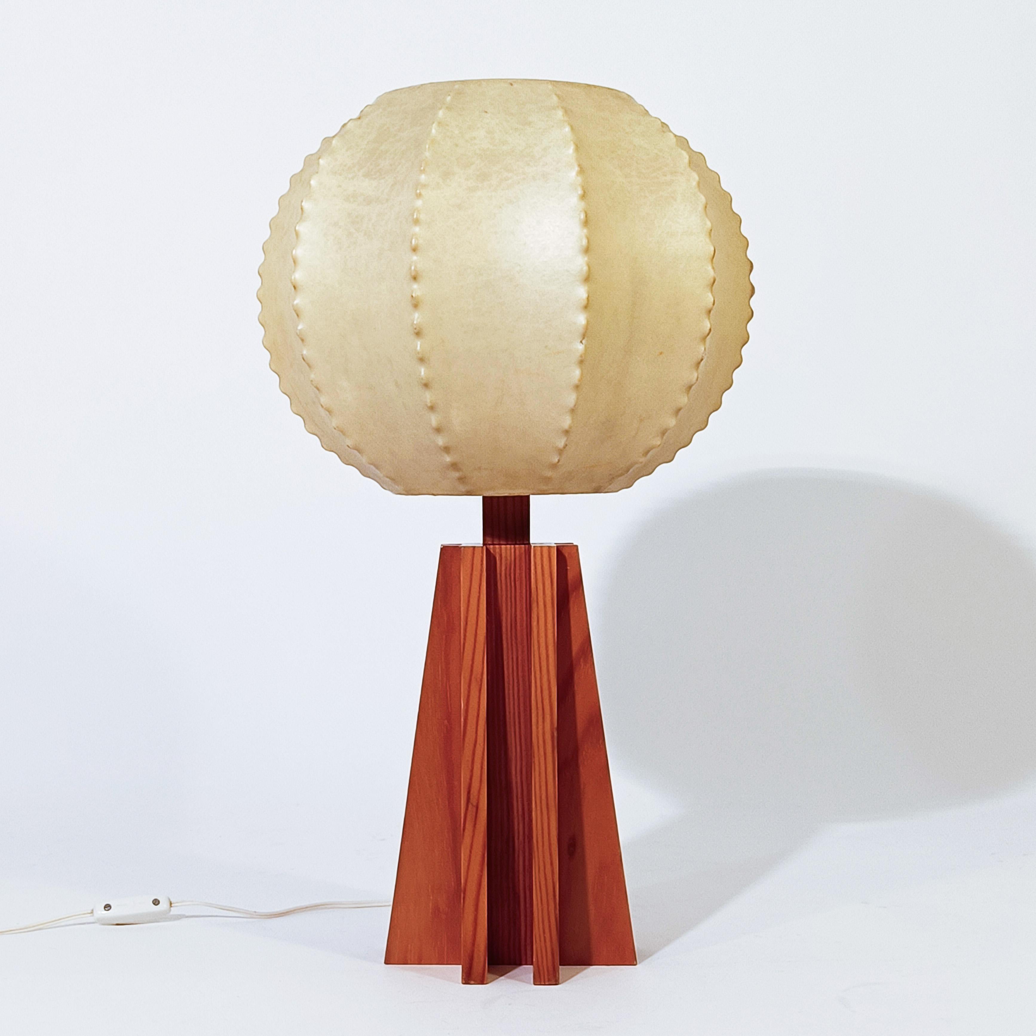 Allemand Résine de cocon. Lampe de table de style brutaliste par Friedel Wauer, Allemagne, années 1970 en vente
