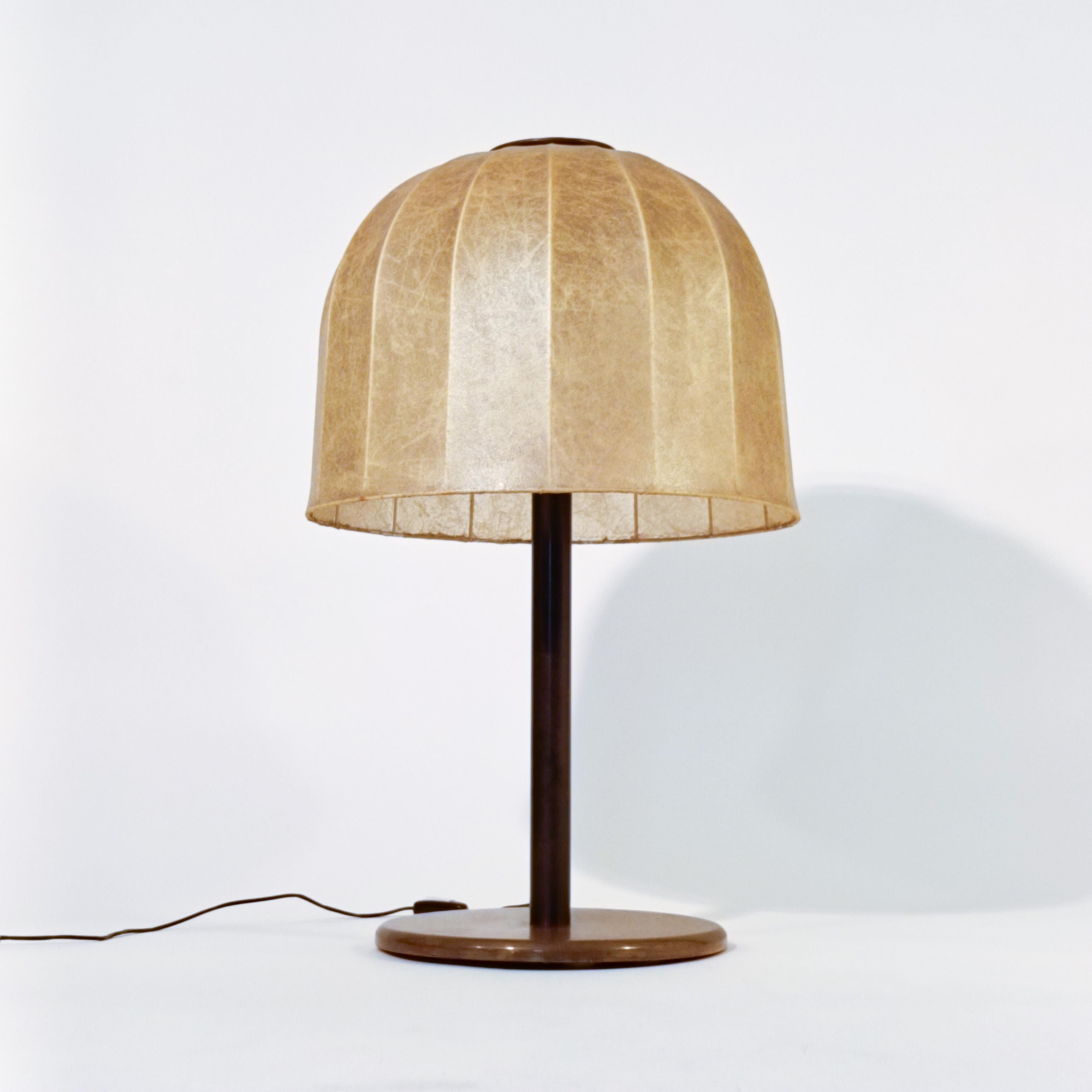 Énorme lampe de table de style Brutalist et Space-Age par Estiluz, Espagne, années 1970. Structure en métal et laiton poli avec une très belle patine due au passage du temps. Abat-jour supérieur constitué d'une armature métallique recouverte de