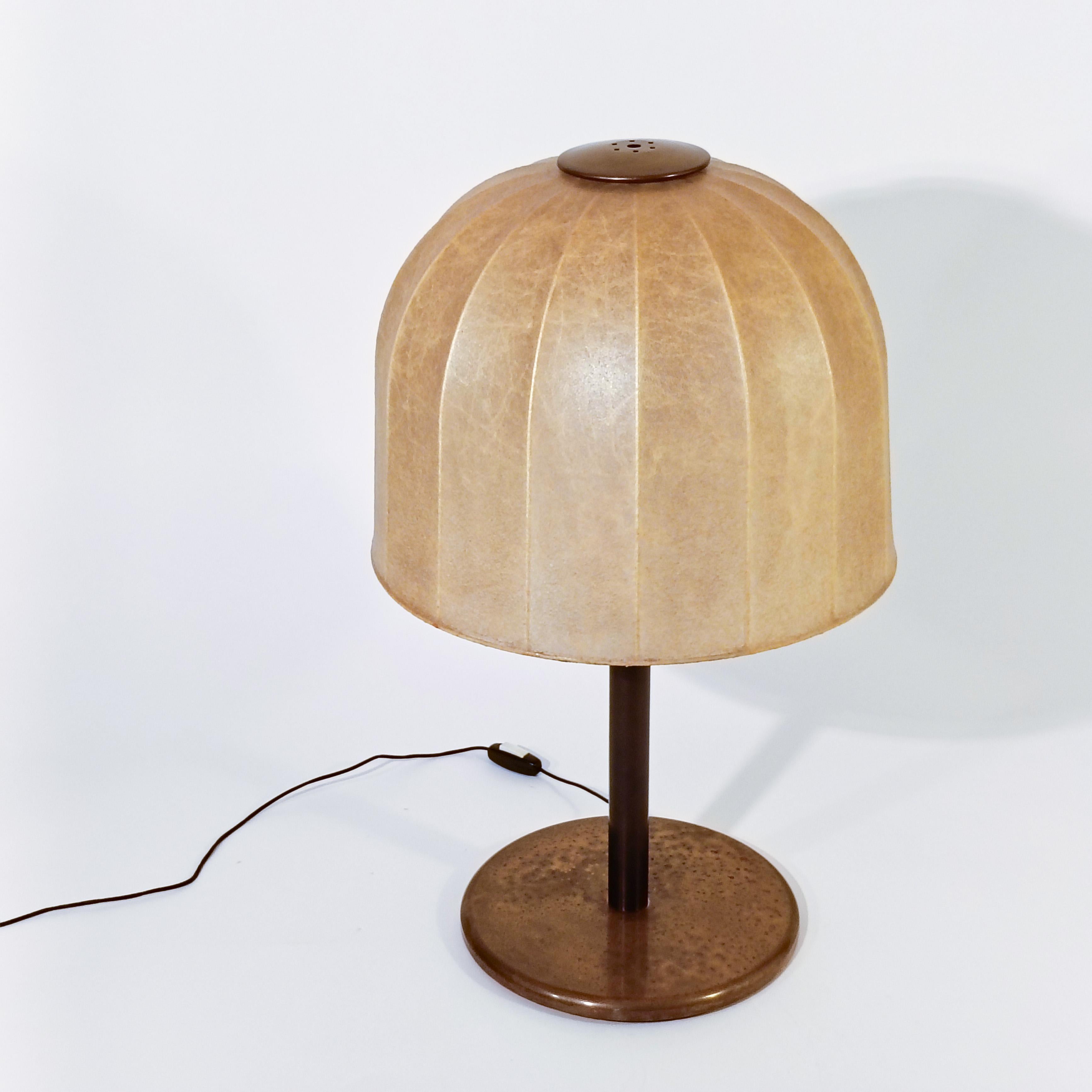 Brutalisme Résine de cocon. Énorme lampe de table de style brutaliste par Estiluz, Espagne, années 1970 en vente