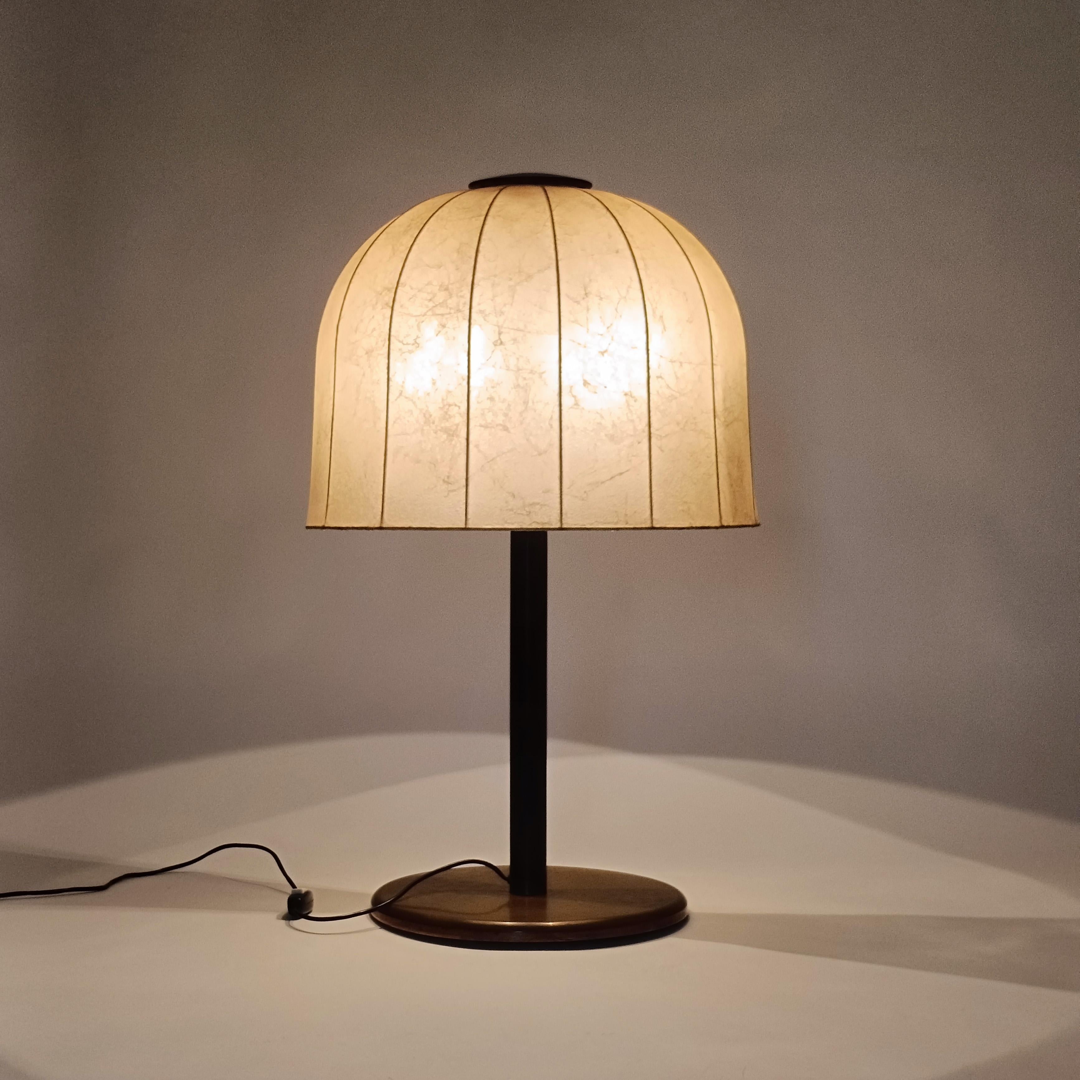 Espagnol Résine de cocon. Énorme lampe de table de style brutaliste par Estiluz, Espagne, années 1970 en vente