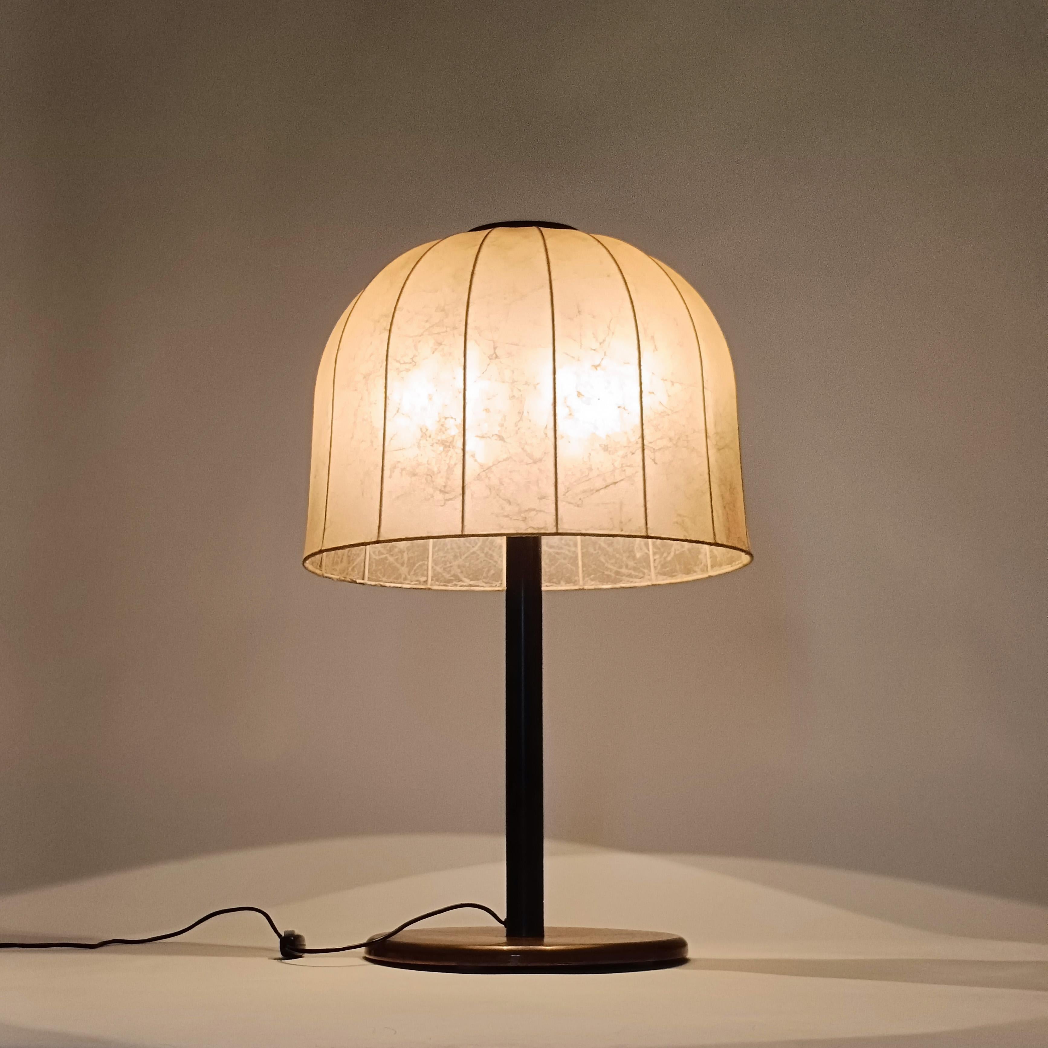 Fait main Résine de cocon. Énorme lampe de table de style brutaliste par Estiluz, Espagne, années 1970 en vente