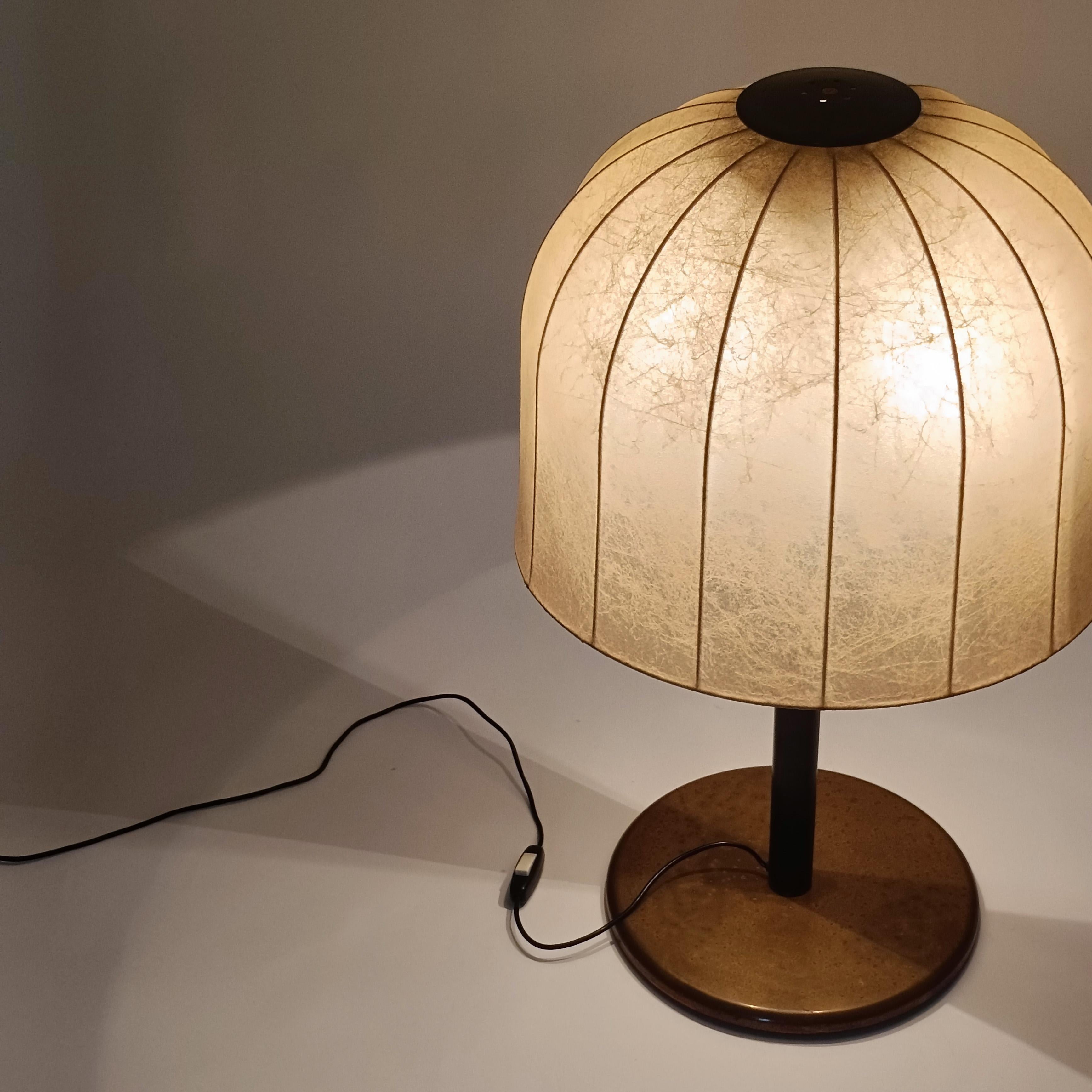 Résine de cocon. Énorme lampe de table de style brutaliste par Estiluz, Espagne, années 1970 Bon état - En vente à SANT ADRIÀ DE BESÒS, ES