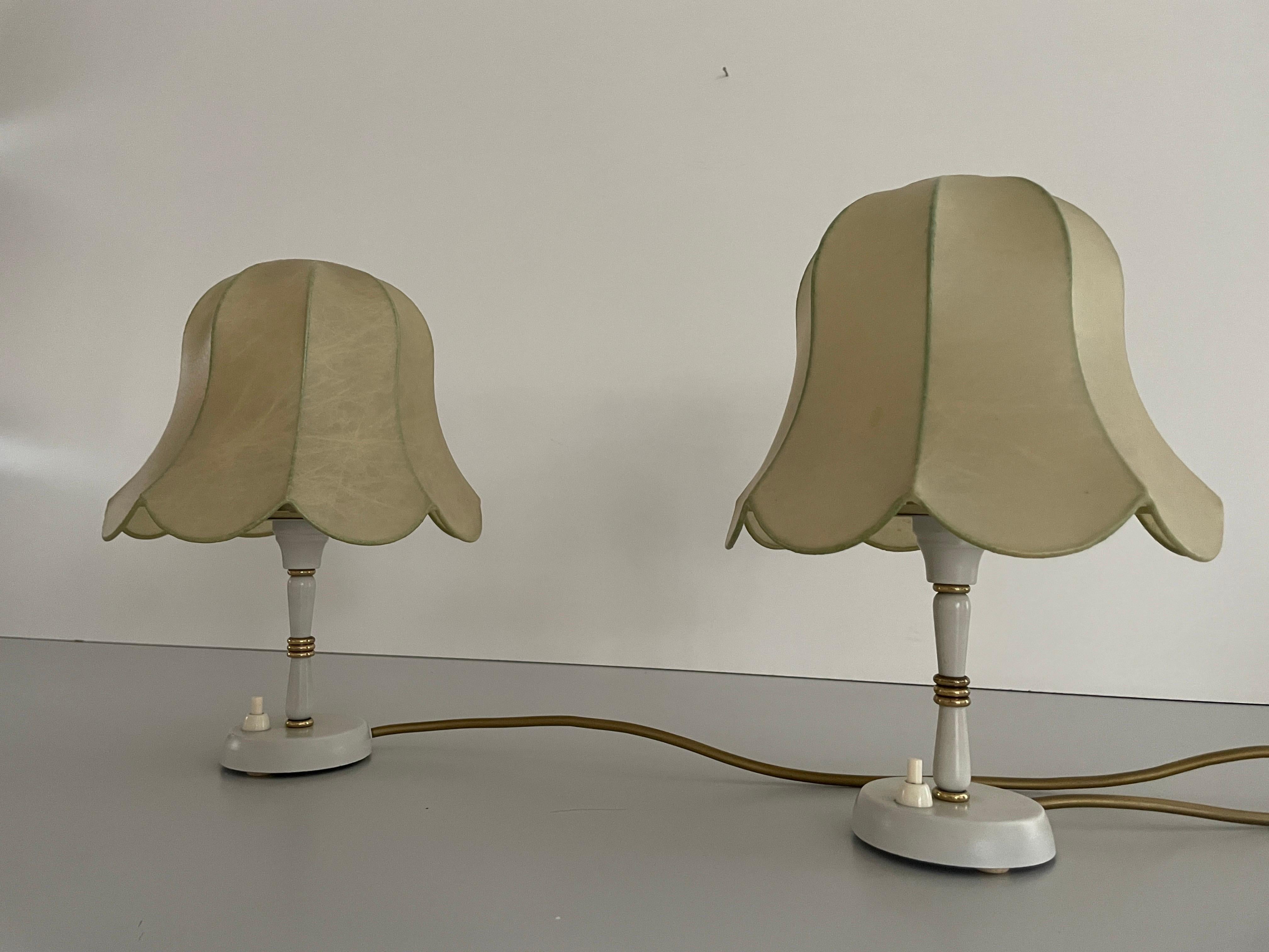 Paire de lampes de chevet à abat-jour cocon en métal par GOLDkanT, 1970, Allemagne
 
Abat-jour en cocon et corps en métal

Design/One minimal et naturel
Très haute qualité.
Entièrement fonctionnel.
Câble et prise d'origine. Ces lampes conviennent