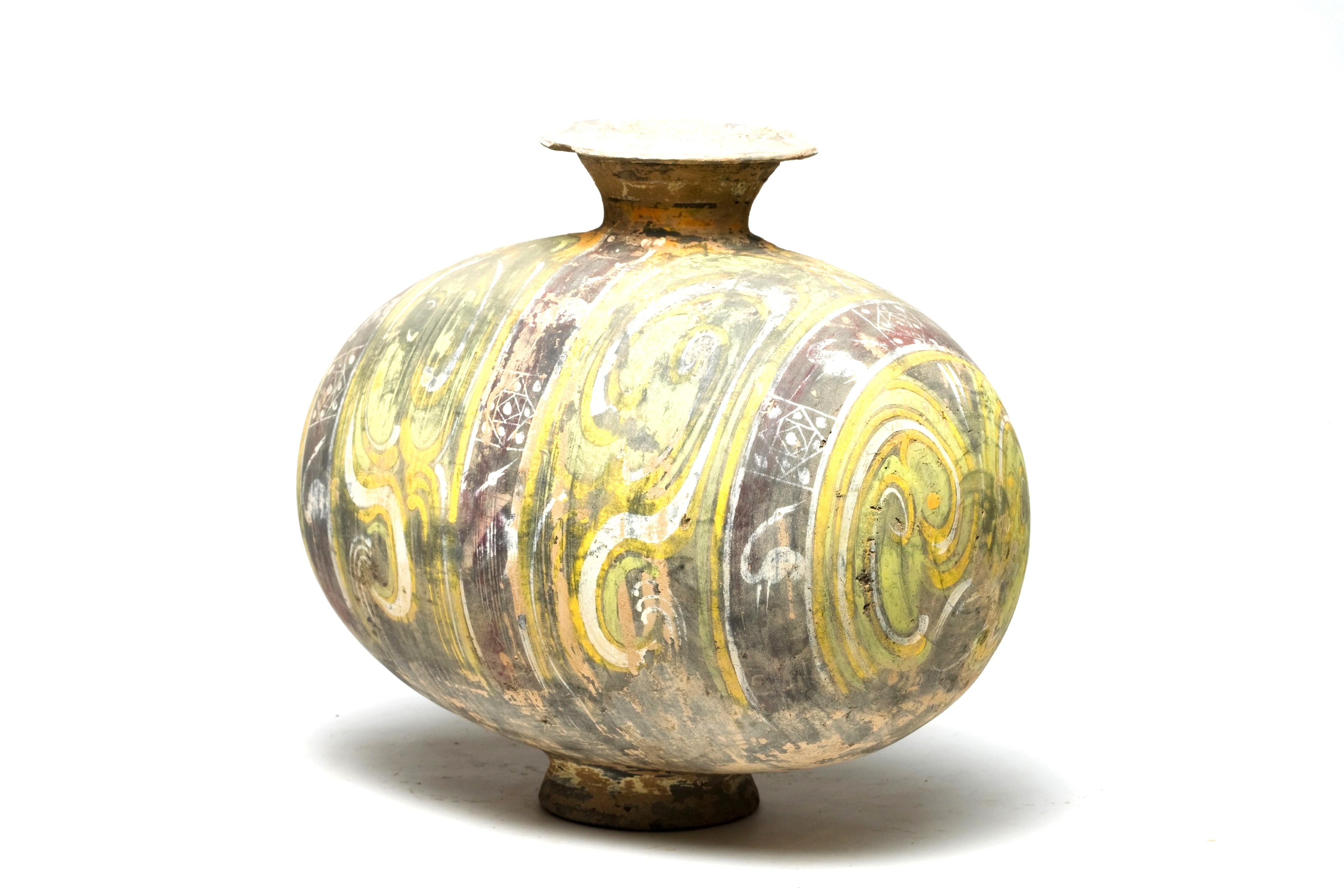 Dieses gelbe, gut erhaltene Gefäß diente als Grabbeigabe (mingqi), die die wertvolleren Bronze- und Lackgefäße des täglichen Lebens ersetzte. Zusammen mit einer Vielzahl anderer Grabbeigaben, Begleitfiguren und Tieren sollten solche reich verzierten