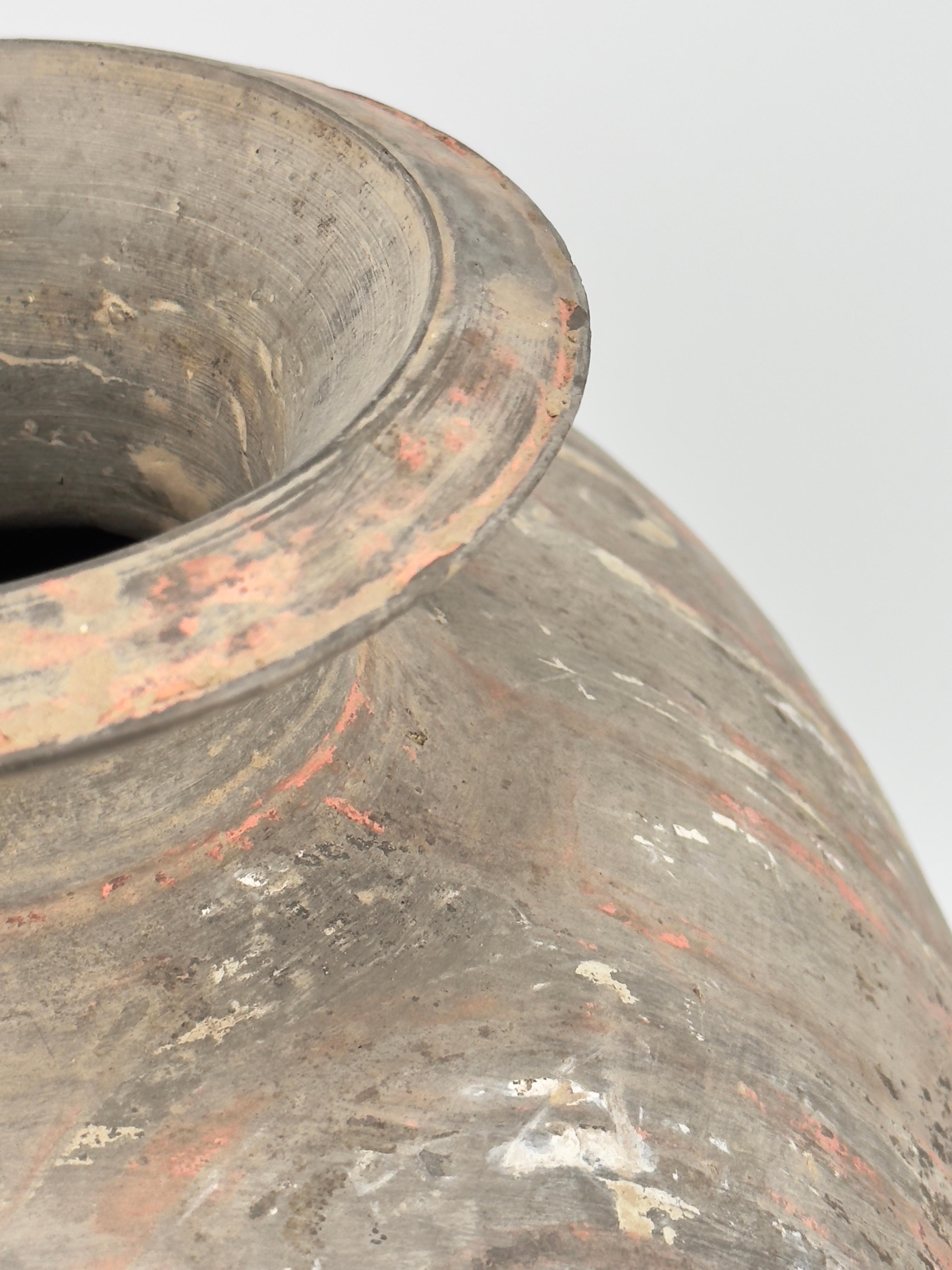Grande vaso a forma di bozzolo con disegno a volute, dinastia Han in vendita 4