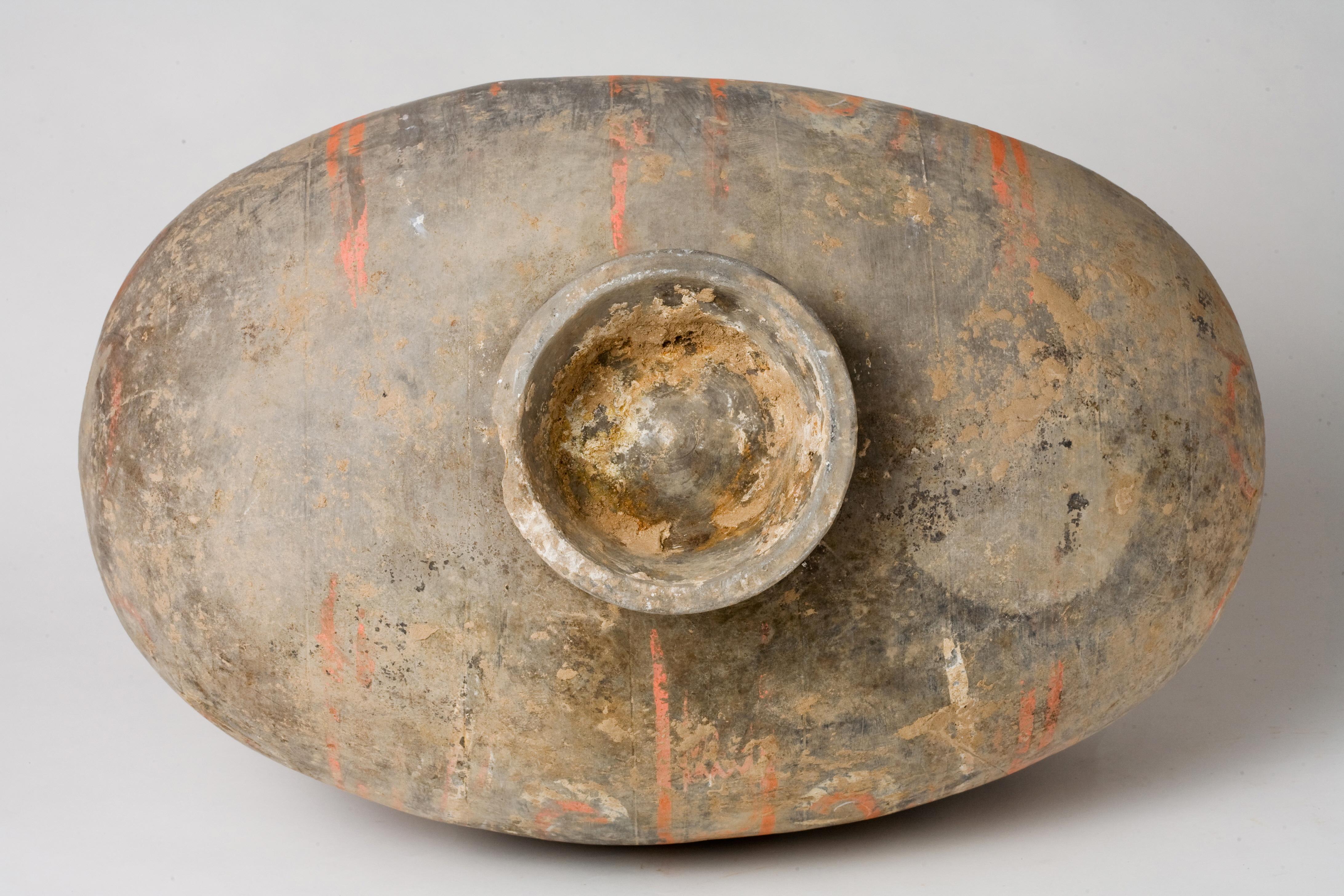 Grande vaso a forma di bozzolo con disegno a volute, dinastia Han in vendita 8