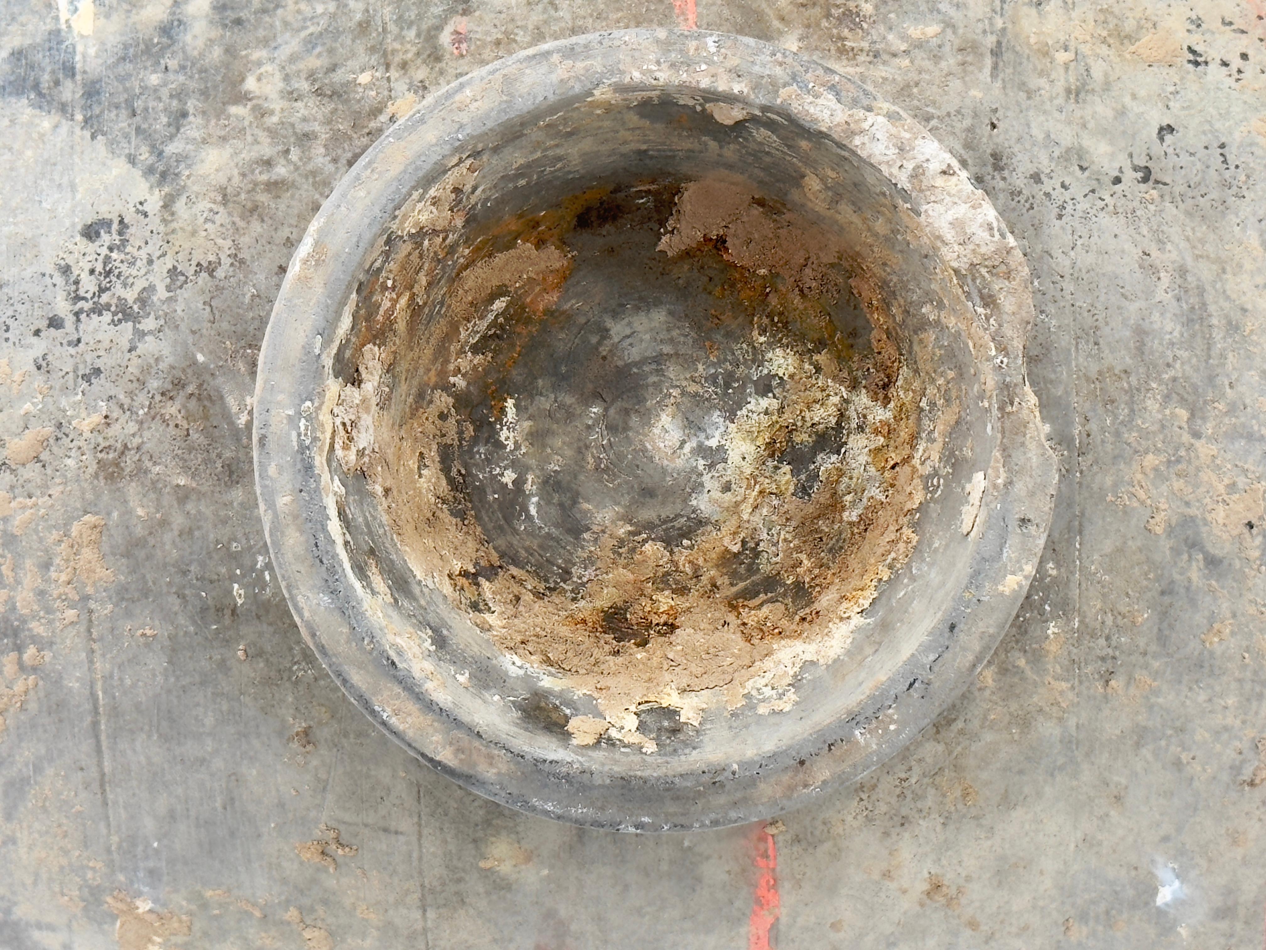 Grande vaso a forma di bozzolo con disegno a volute, dinastia Han in vendita 9
