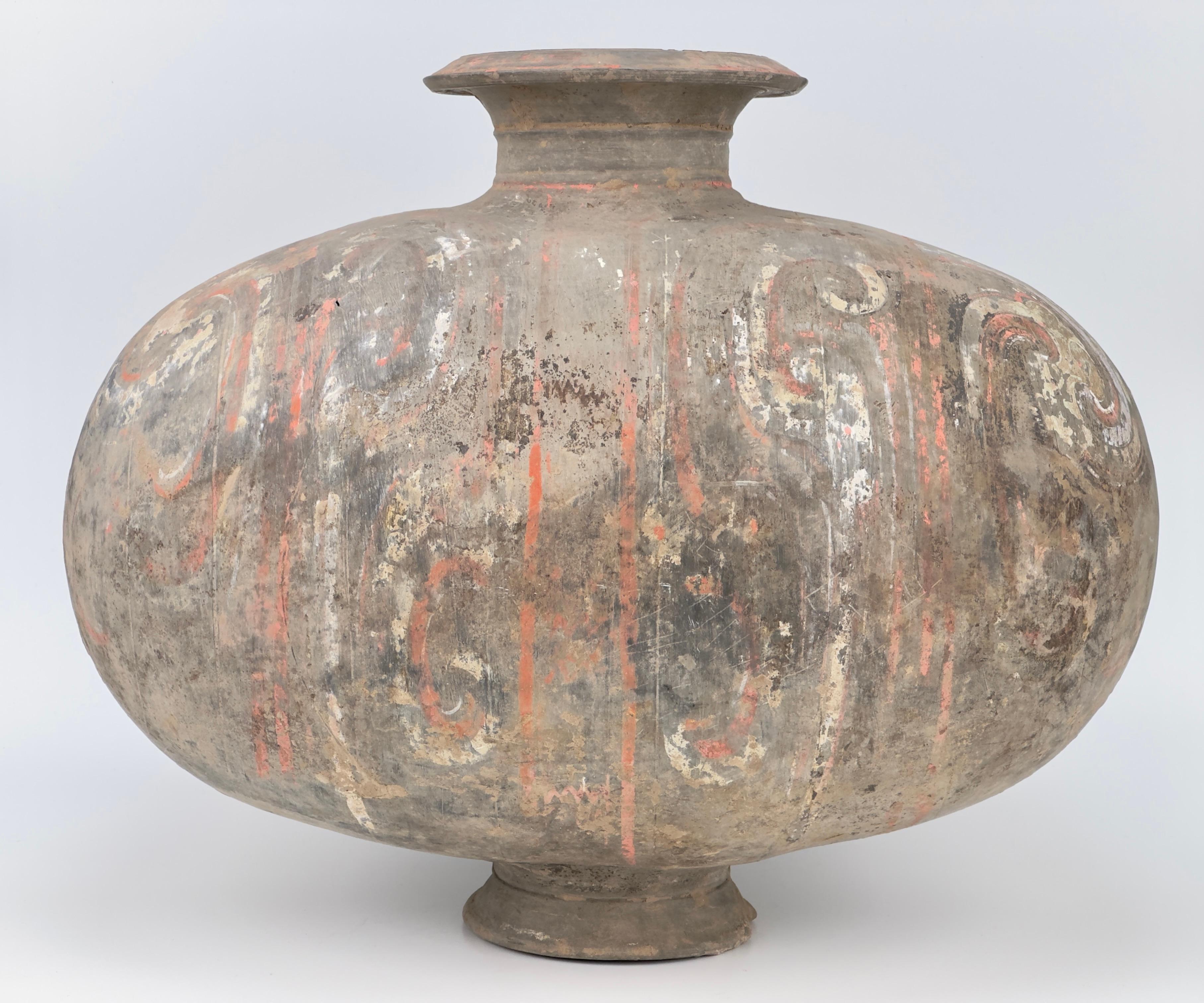 Questo vaso sarebbe servito come oggetto mortuario (mingqi), collocato in una tomba come sostituto dei più preziosi vasi di bronzo e di lacca utilizzati nella vita quotidiana. Insieme a una serie di altri oggetti funerari in terracotta, figure e