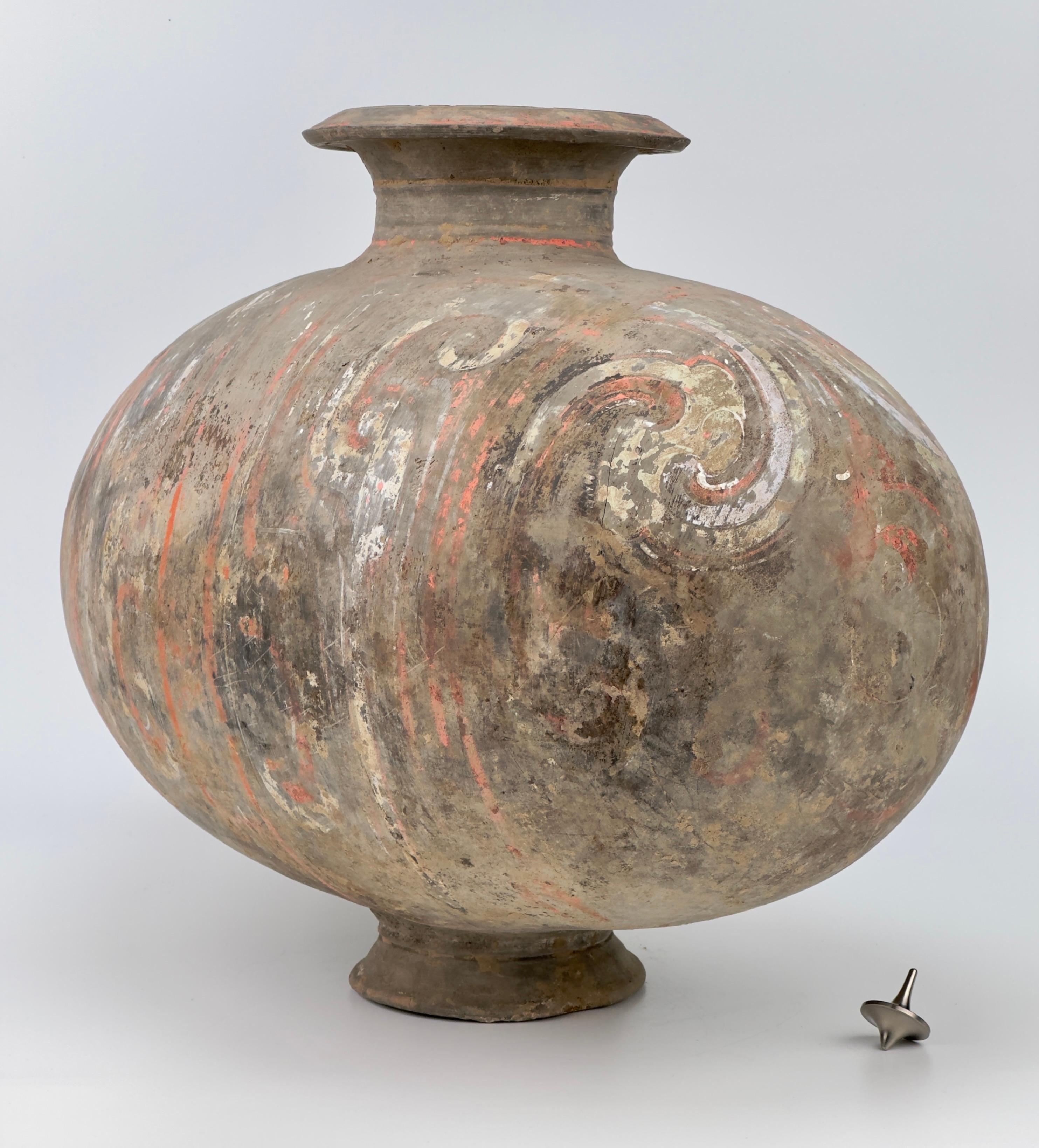 Hong Kong Grande vaso a forma di bozzolo con disegno a volute, dinastia Han in vendita