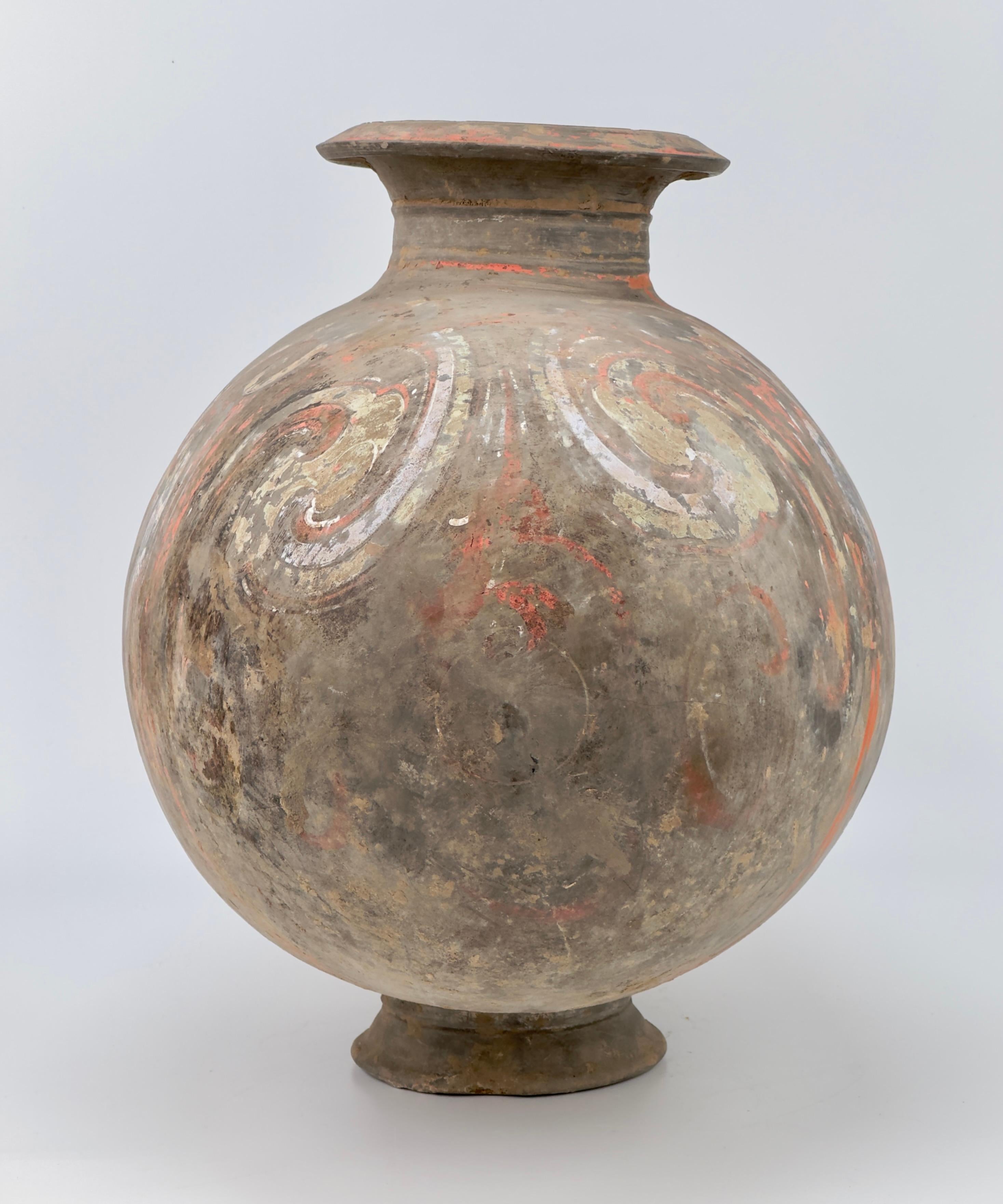 Smaltato Grande vaso a forma di bozzolo con disegno a volute, dinastia Han in vendita