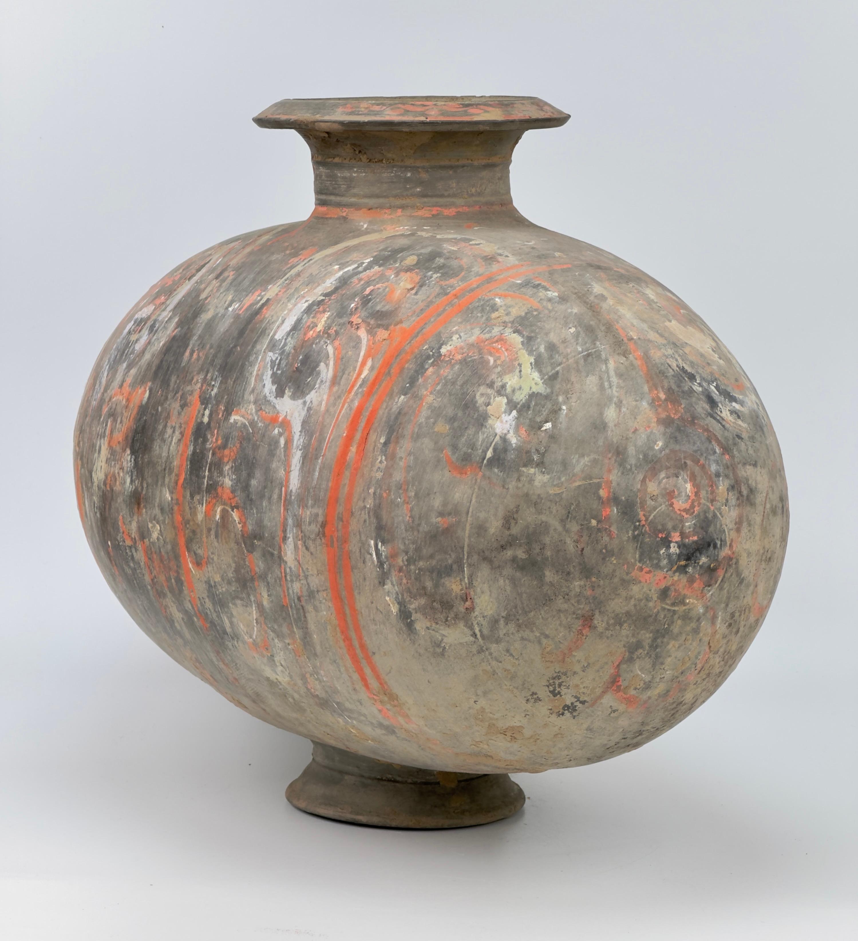 Fino al XVIII secolo Grande vaso a forma di bozzolo con disegno a volute, dinastia Han in vendita
