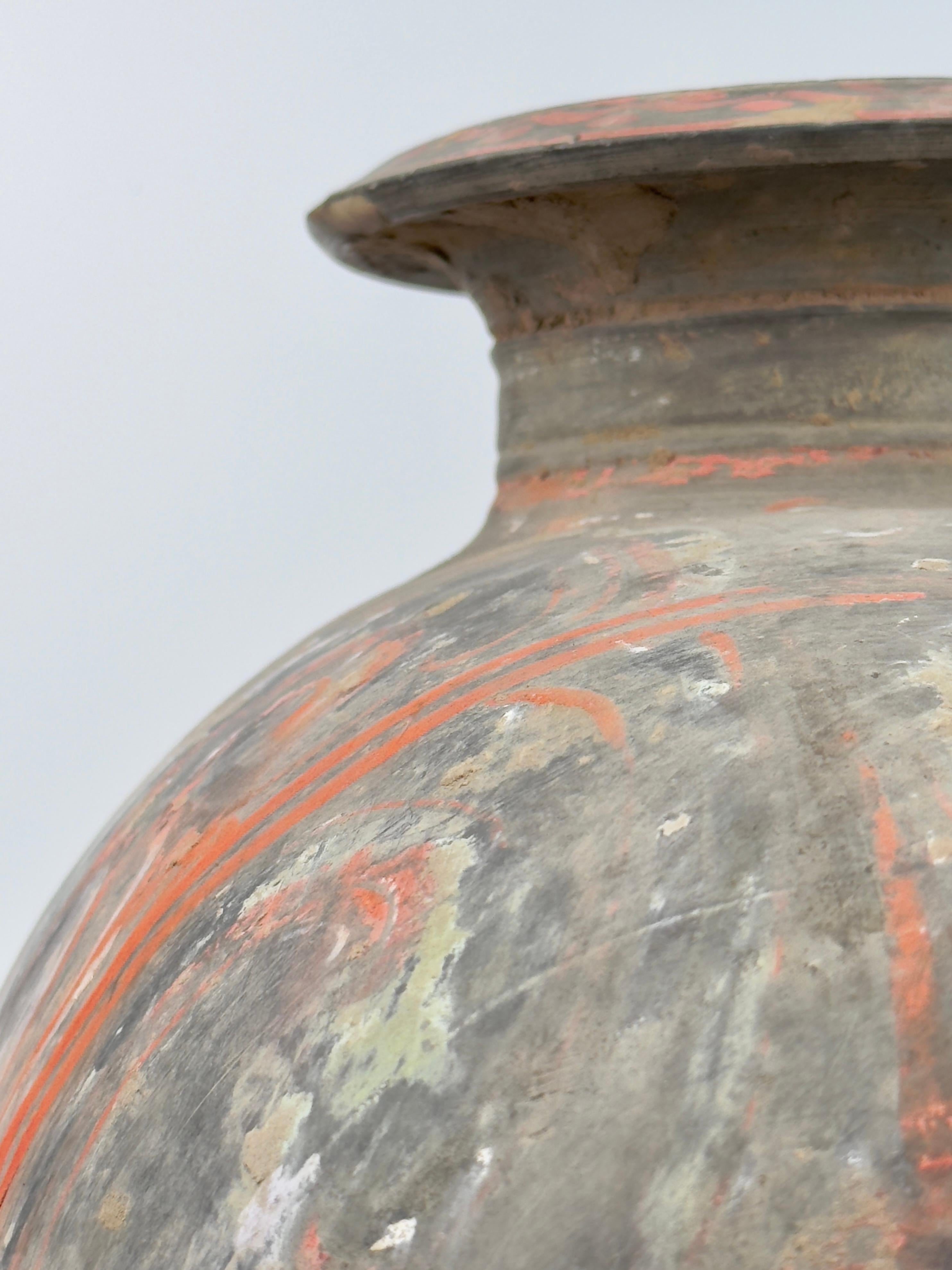Grande vaso a forma di bozzolo con disegno a volute, dinastia Han in vendita 1