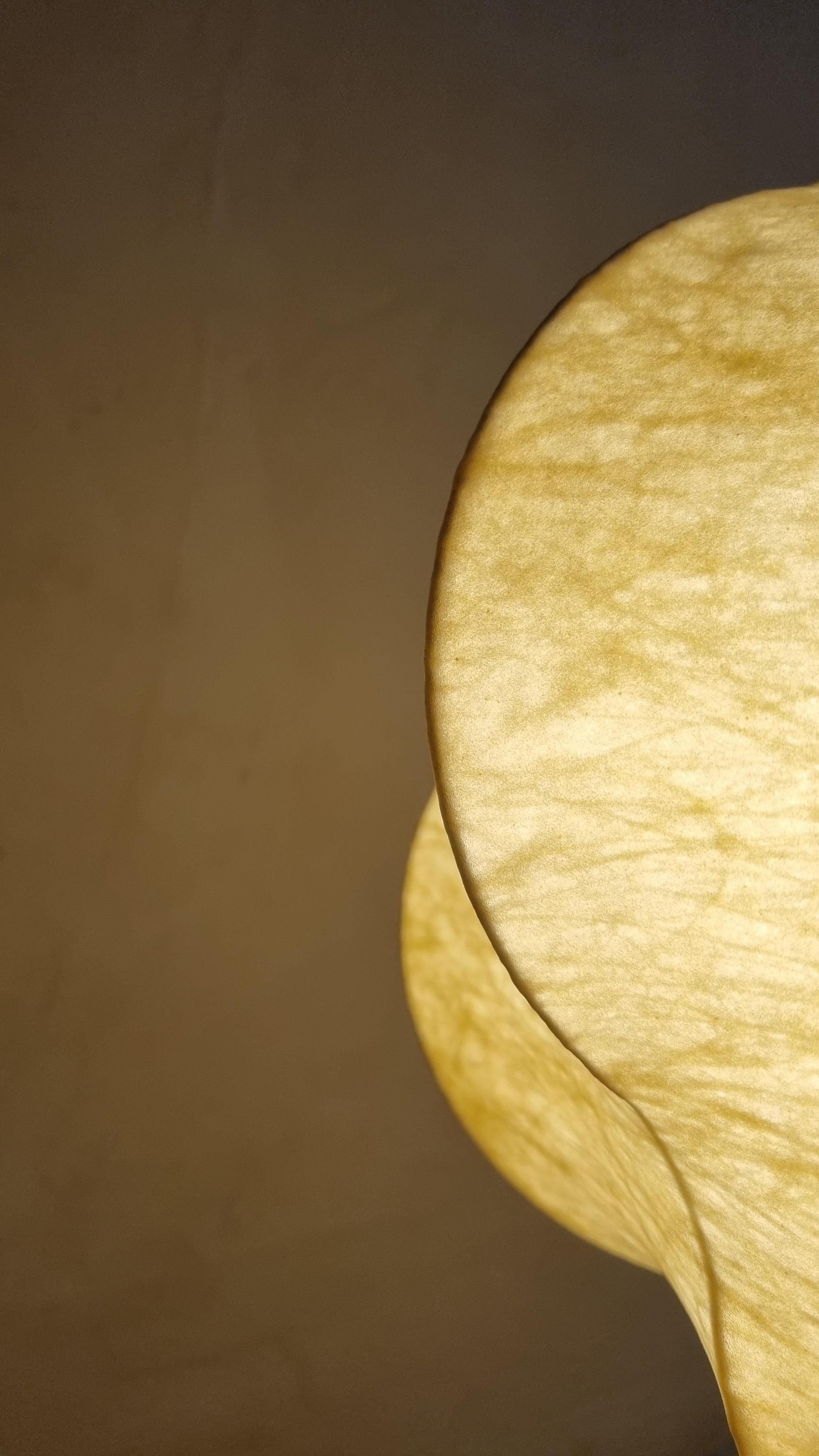 Lampe à suspension cocon, fabrication italienne, années 1960 en vente 4