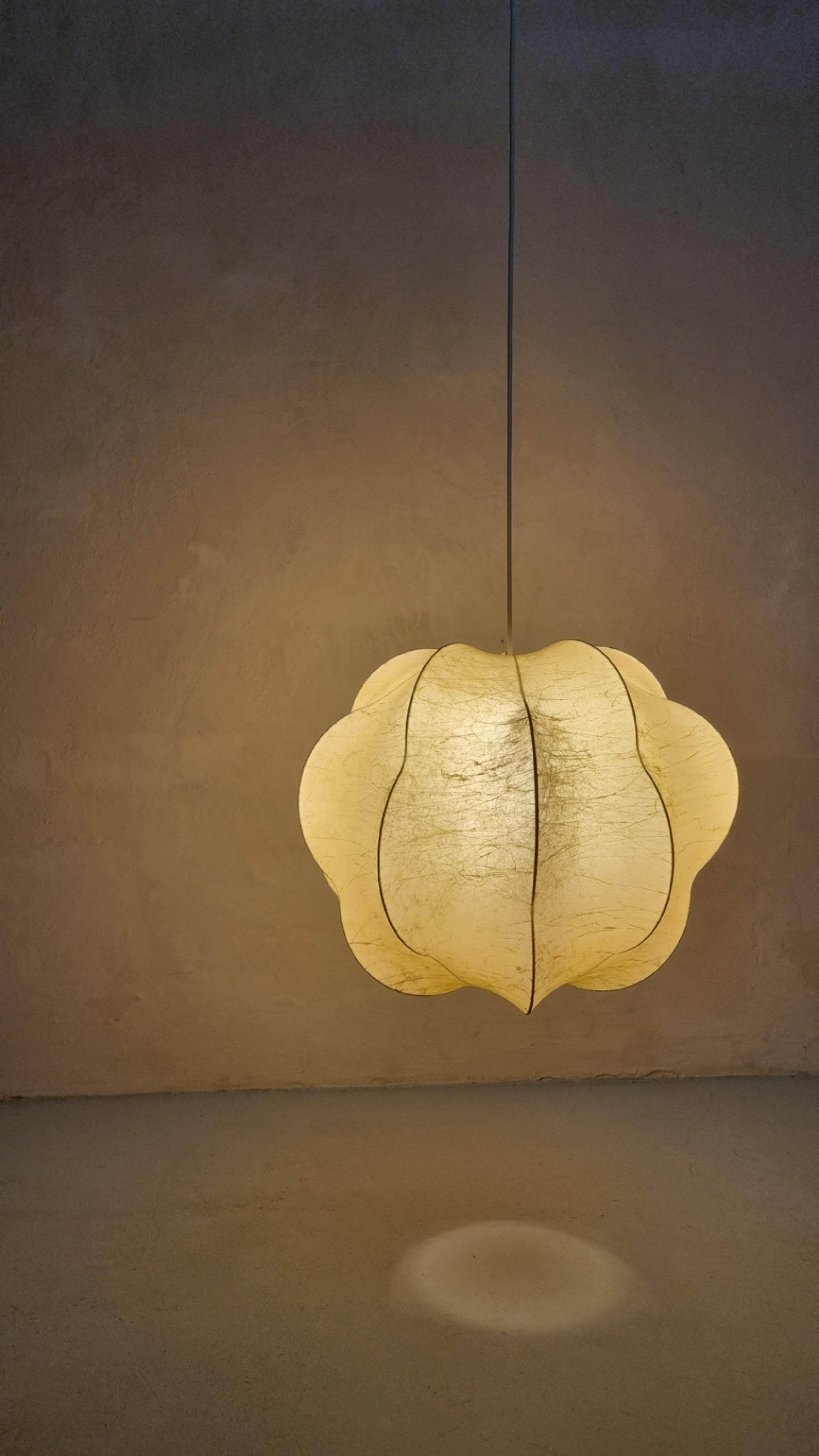 Cocoon suspension lamp, 1960s.
White coated internal steel structure, sprayed with special cocoon resin.
Excellent condition.
In the style of the Nuvola model by Tobia Scarpa.
For all the iconic items of Italian design follow our gallery SECONDA