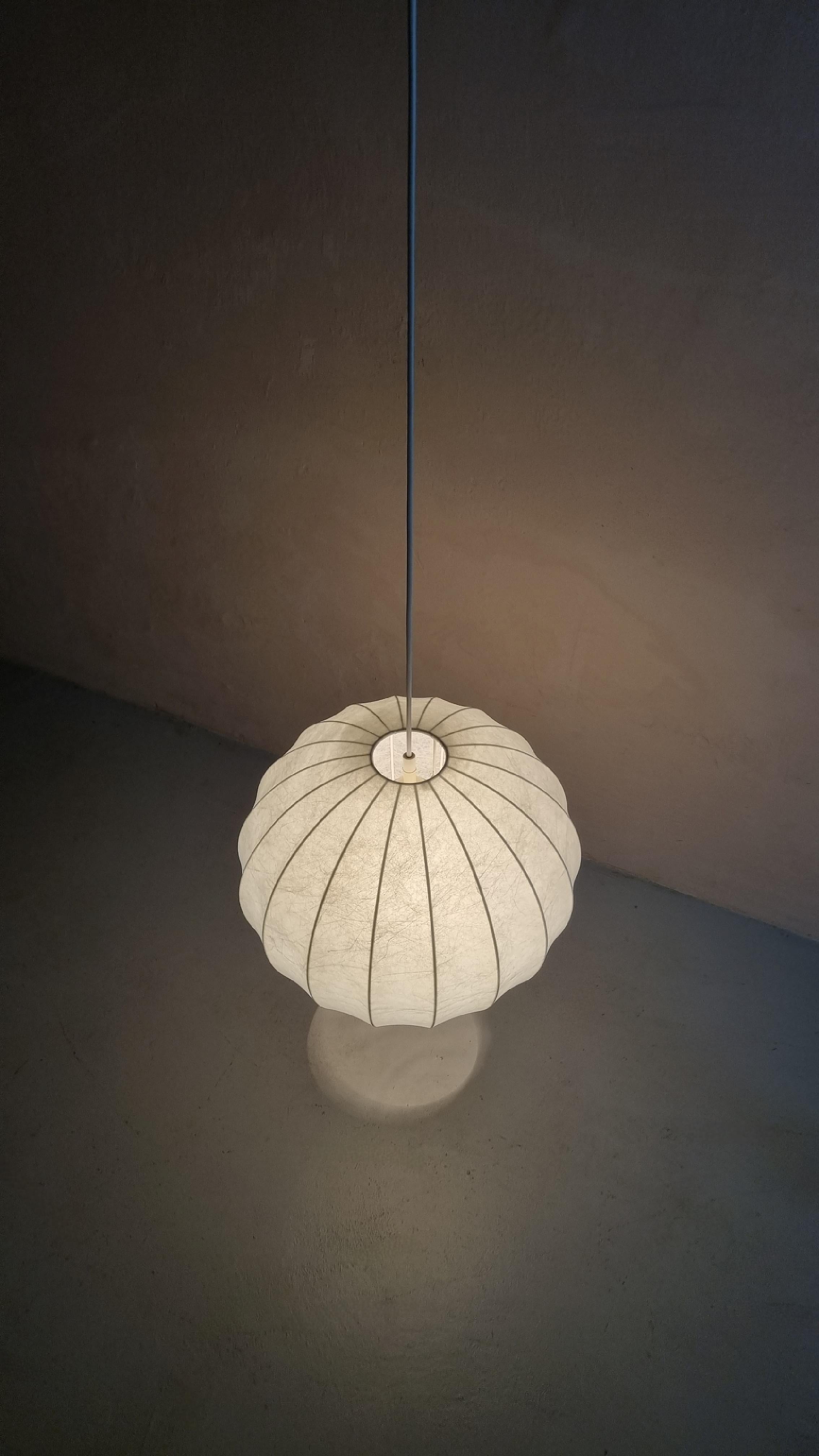 Cocoon suspension lamp, 1960s.
White coated internal steel structure, sprayed with special cocoon resin.
Excellent condition.