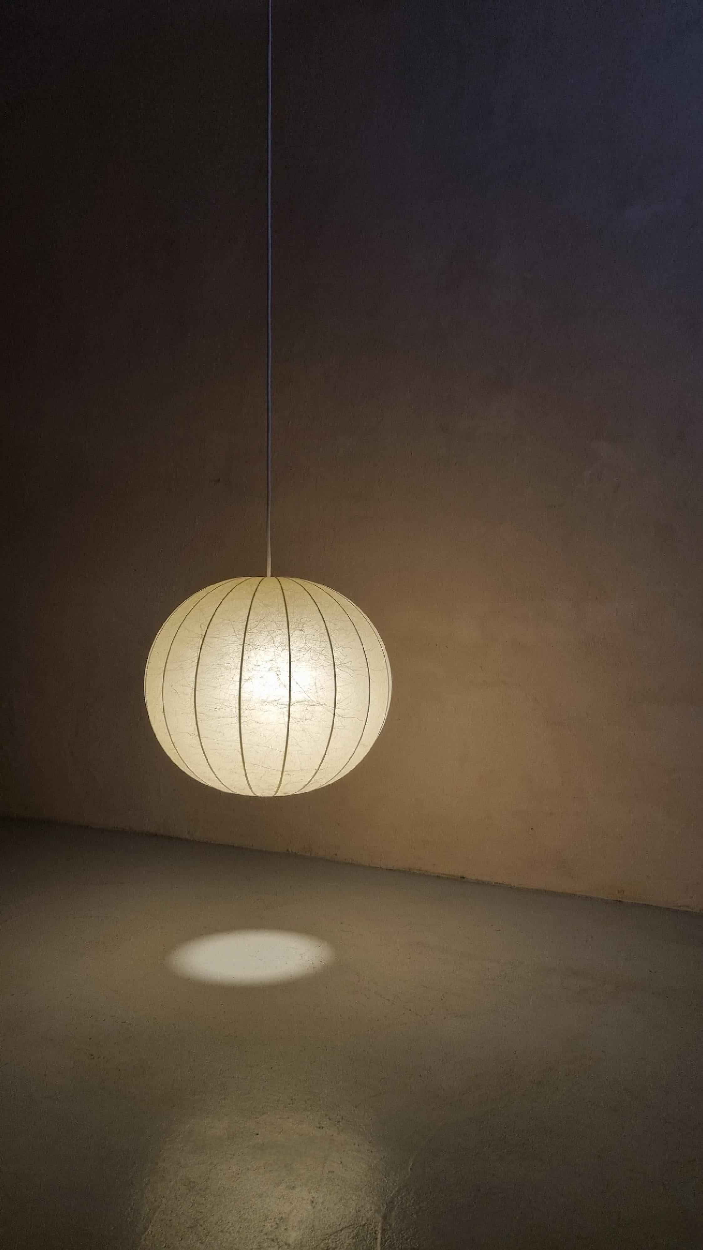 Cocoon suspension lamp, 1960s.
White coated internal steel structure, sprayed with special cocoon resin.
Excellent condition.
Electrical system replaced by a professional, rewired.
Amazing patina.